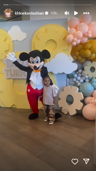 Tatum Thompson posing with a Mickey Mouse mascot, dated July 2025 | Source: Instagram/khloekardashian