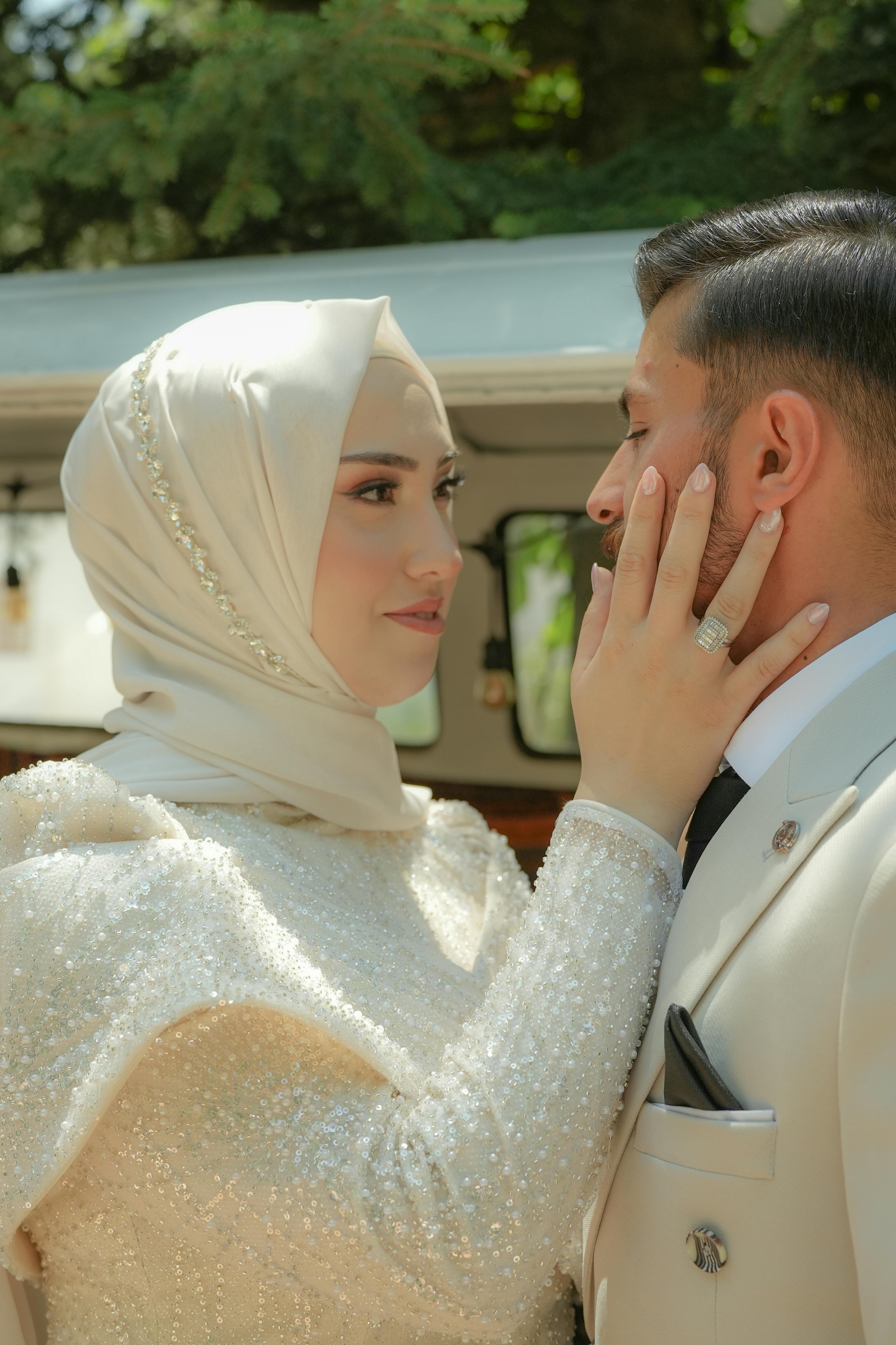 The bride and groom gazing into each other's eyes | Source: Pexels