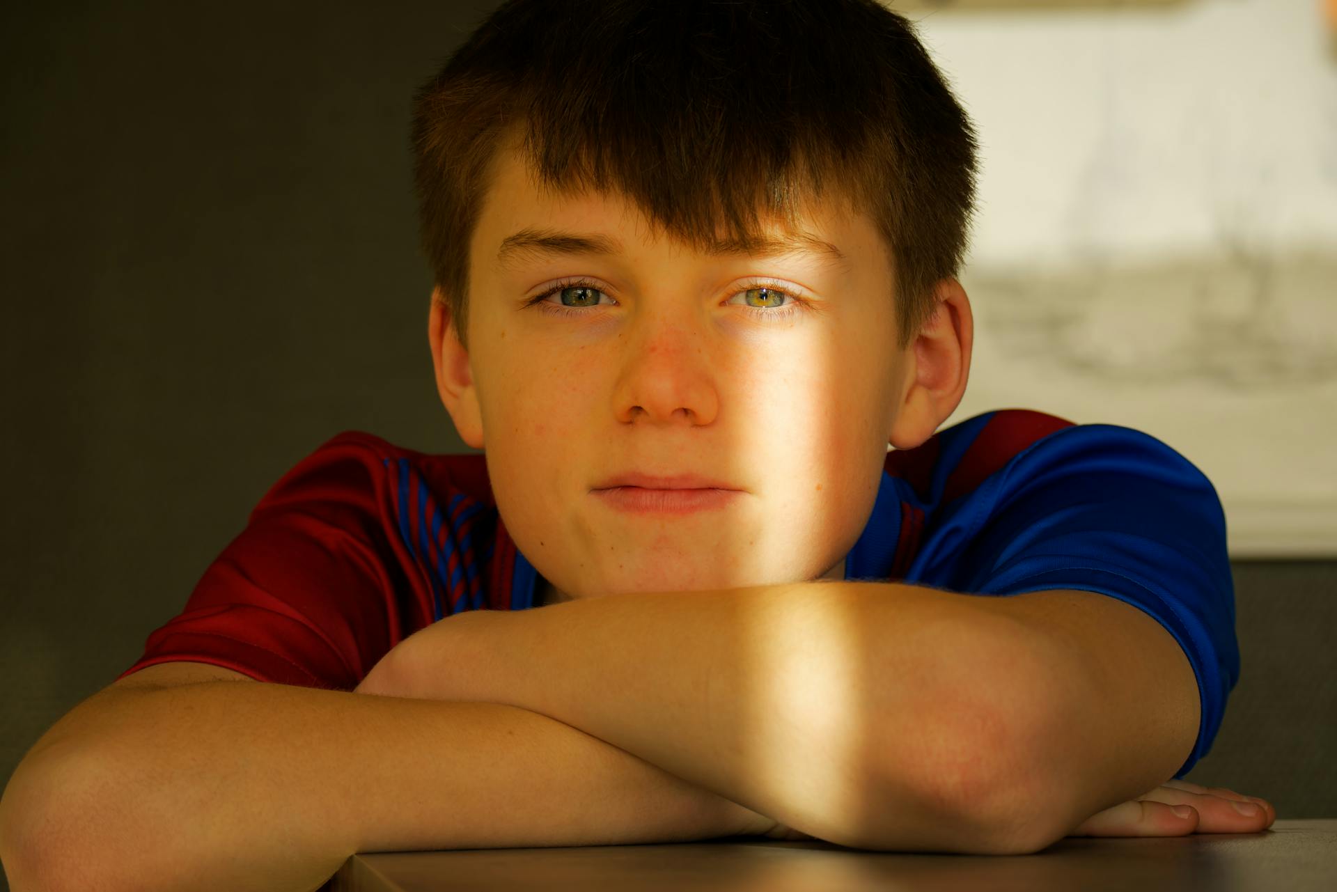A boy looking straight ahead | Source: Pexels