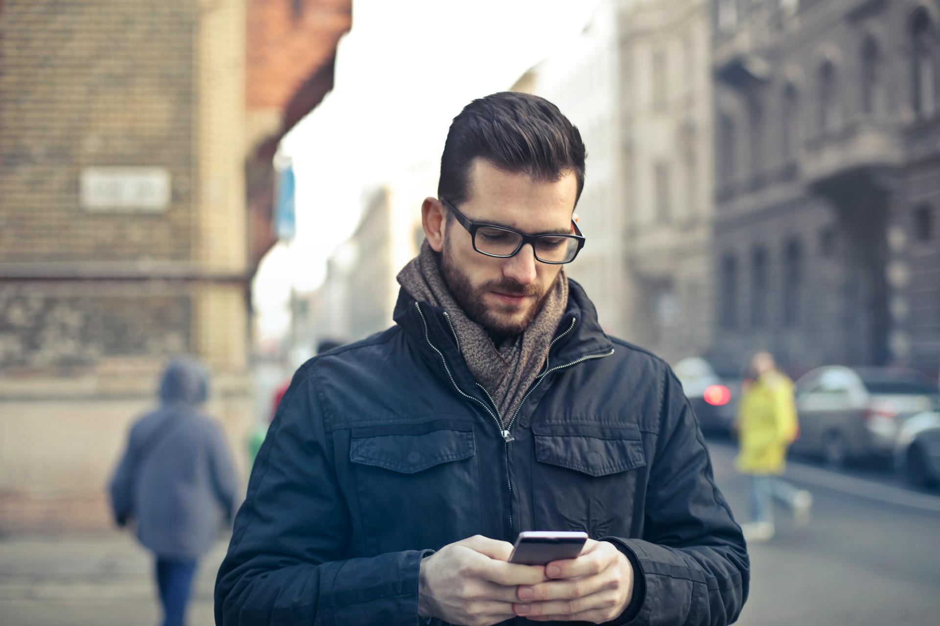 A man busy with his phone | Source: Pexels