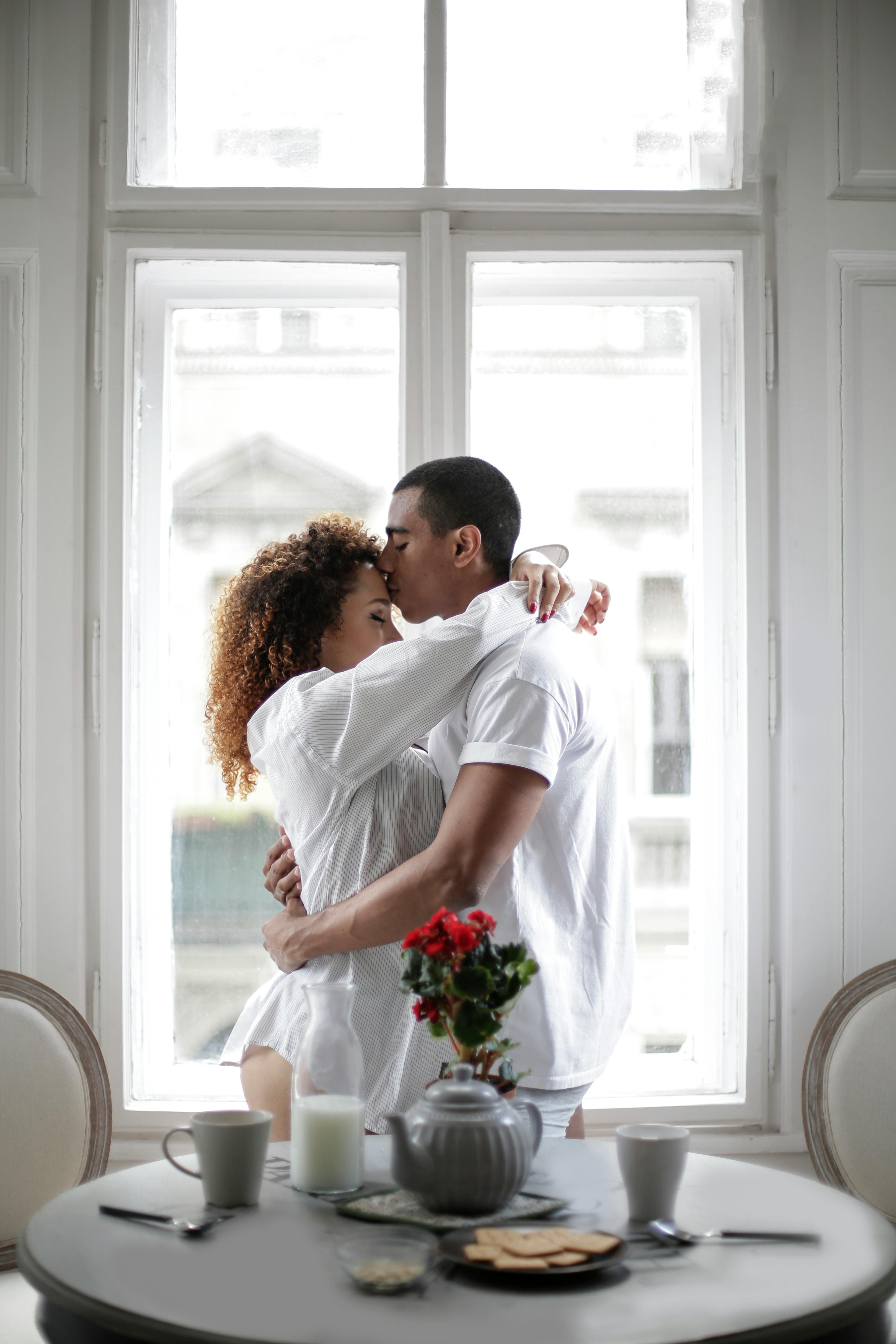 A couple in a loving embrace | Source: Pexels