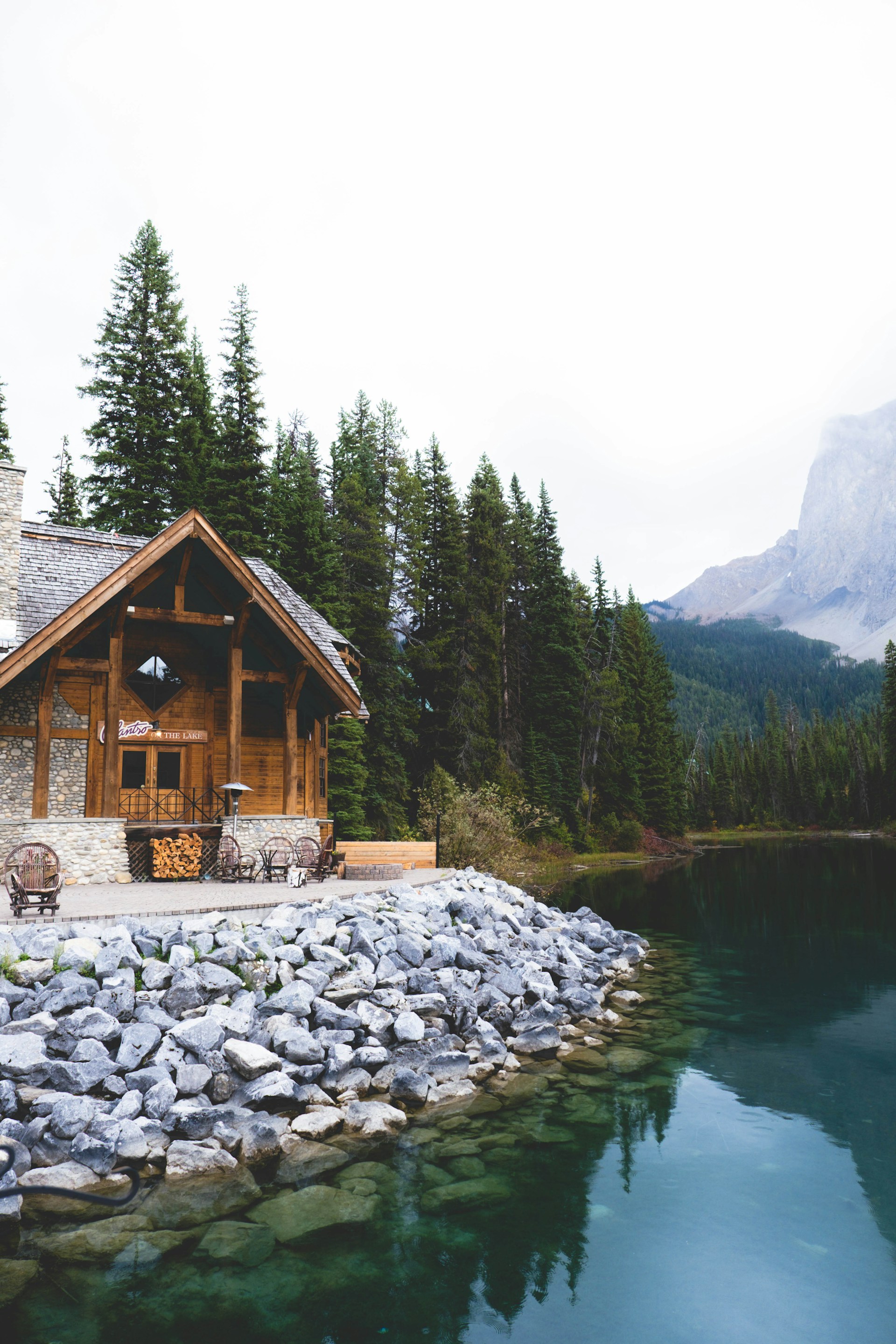 A cabin by the lake | Source: Unsplash