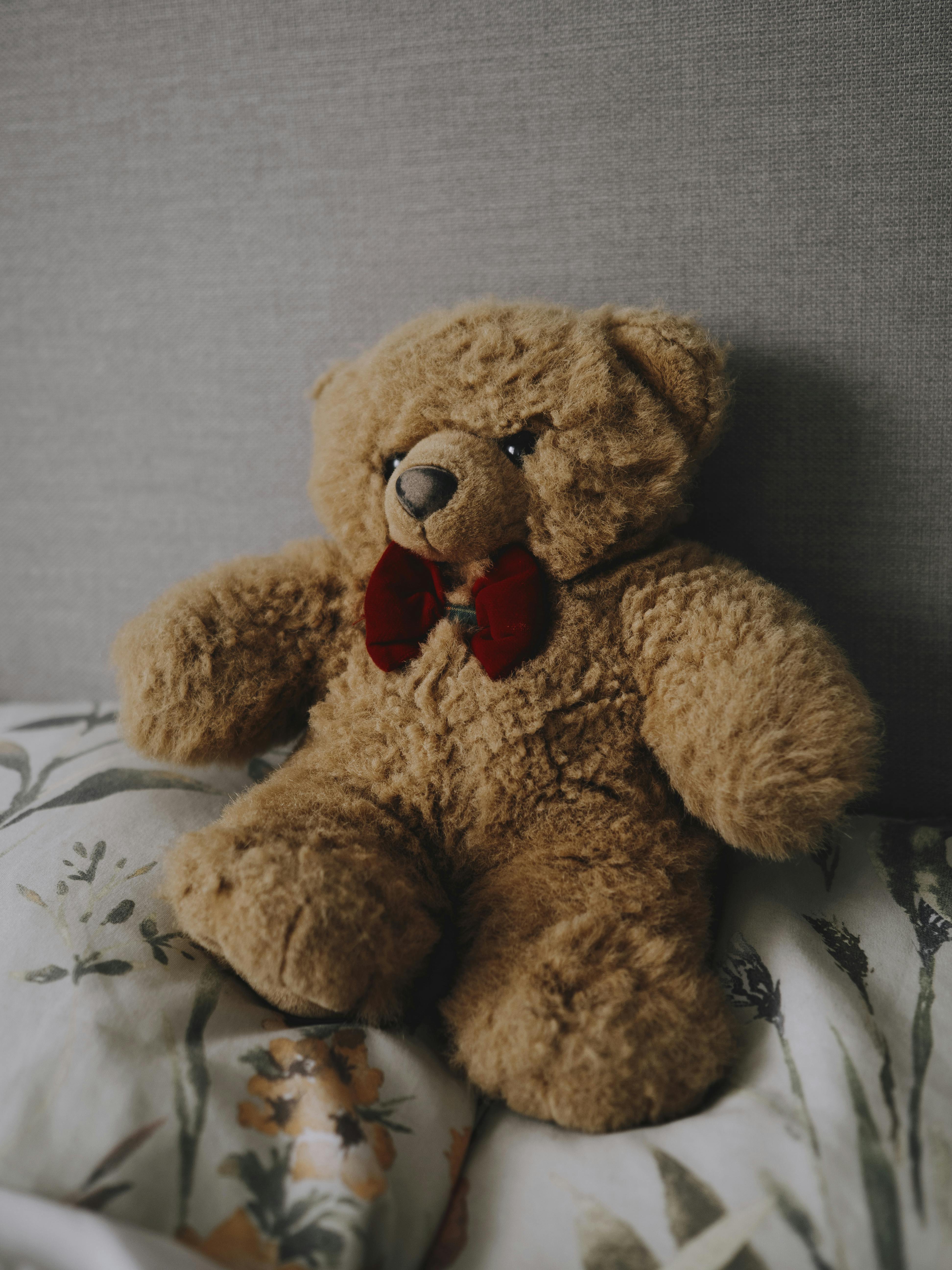 A teddy bear on a bed | Source: Pexels