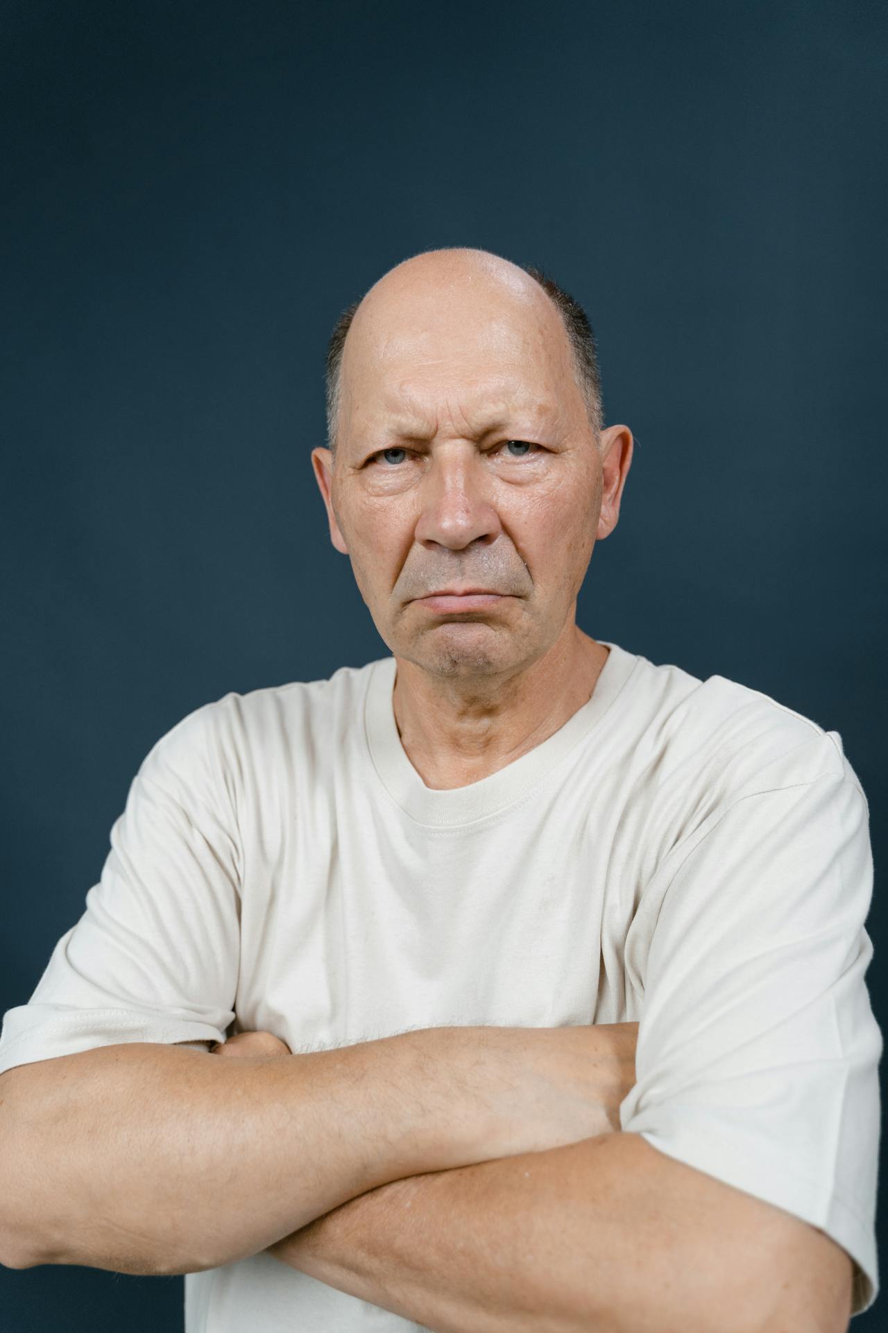 A frustrated older man with his arms crossed | Source: Pexels