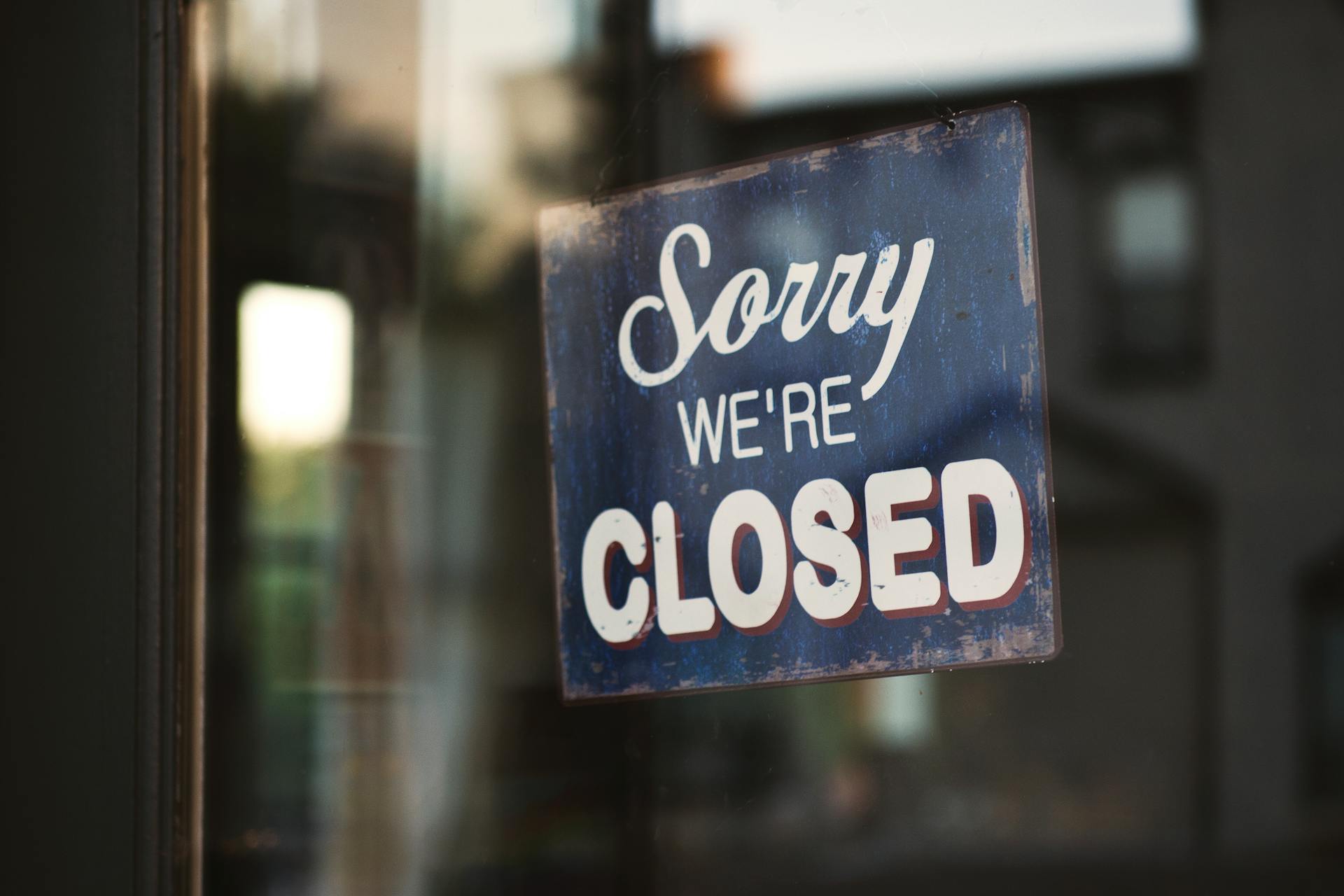 A closed sign at a door | Source: Pexels