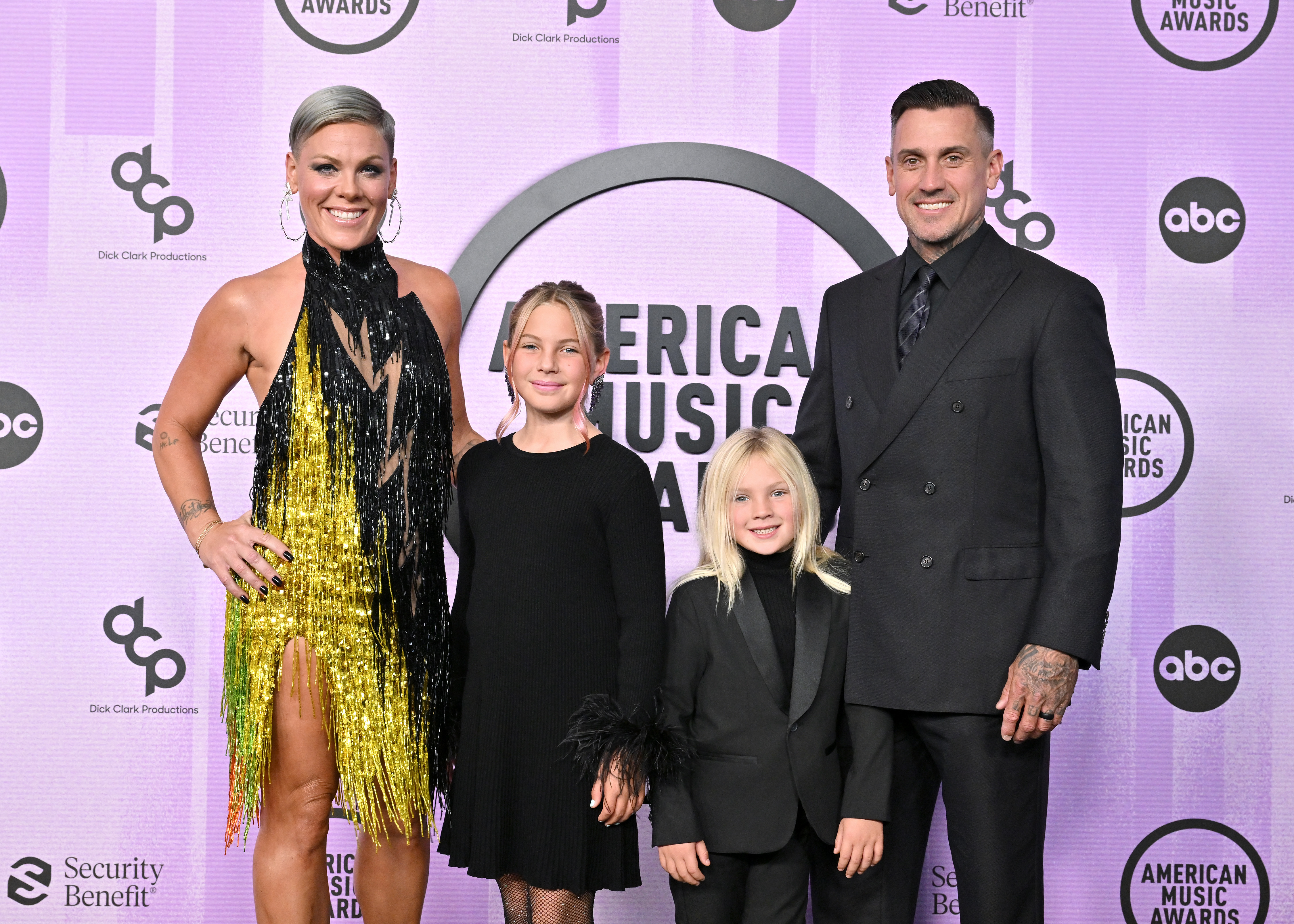 Pink, Willow Sage Hart, Jameson Moon Hart, and Carey Hart attend the 2022 American Music Awards at Microsoft Theater on November 20, 2022 in Los Angeles, California. | Source: Getty Images
