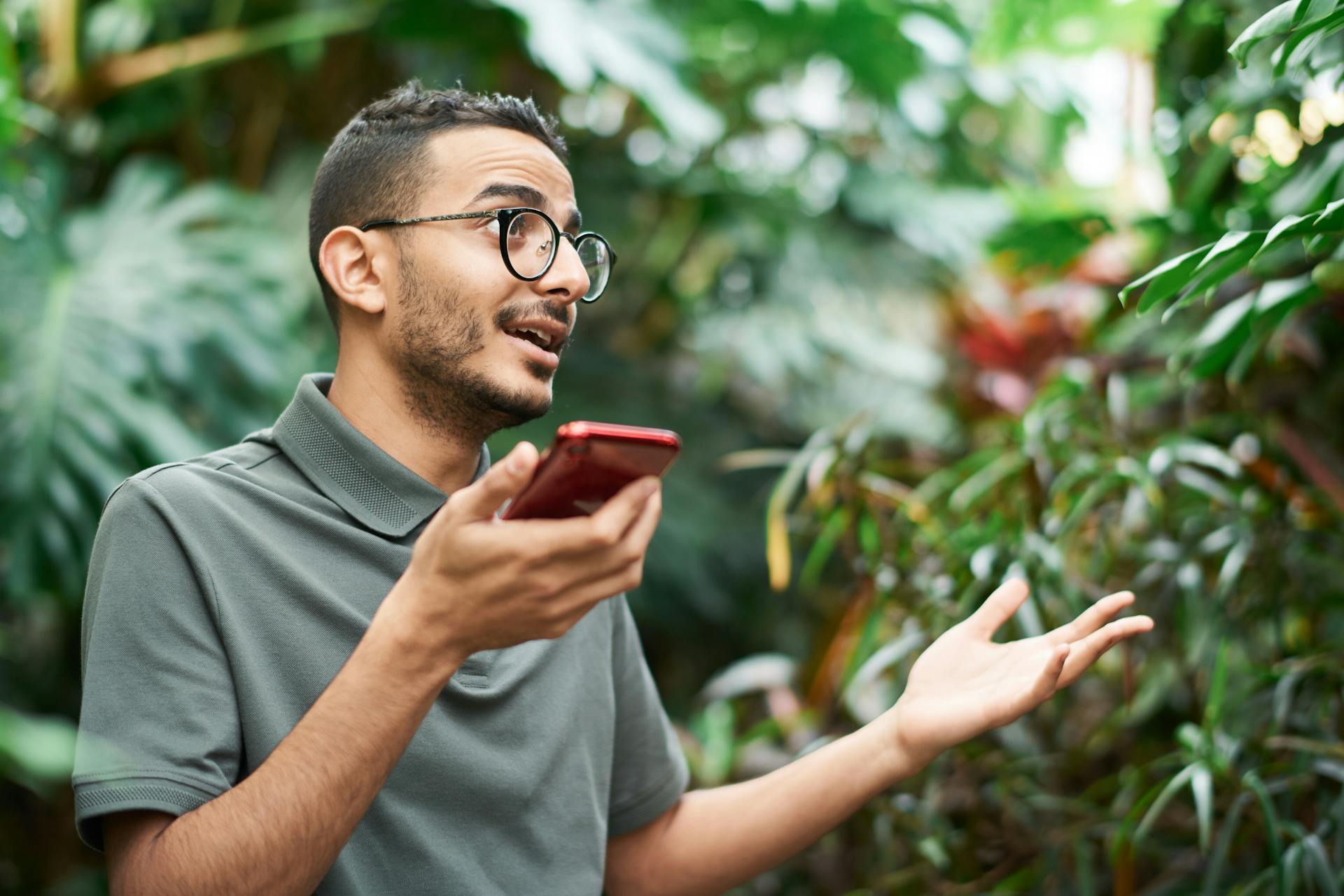 A man gesturing during a phone call | Source: Pexels