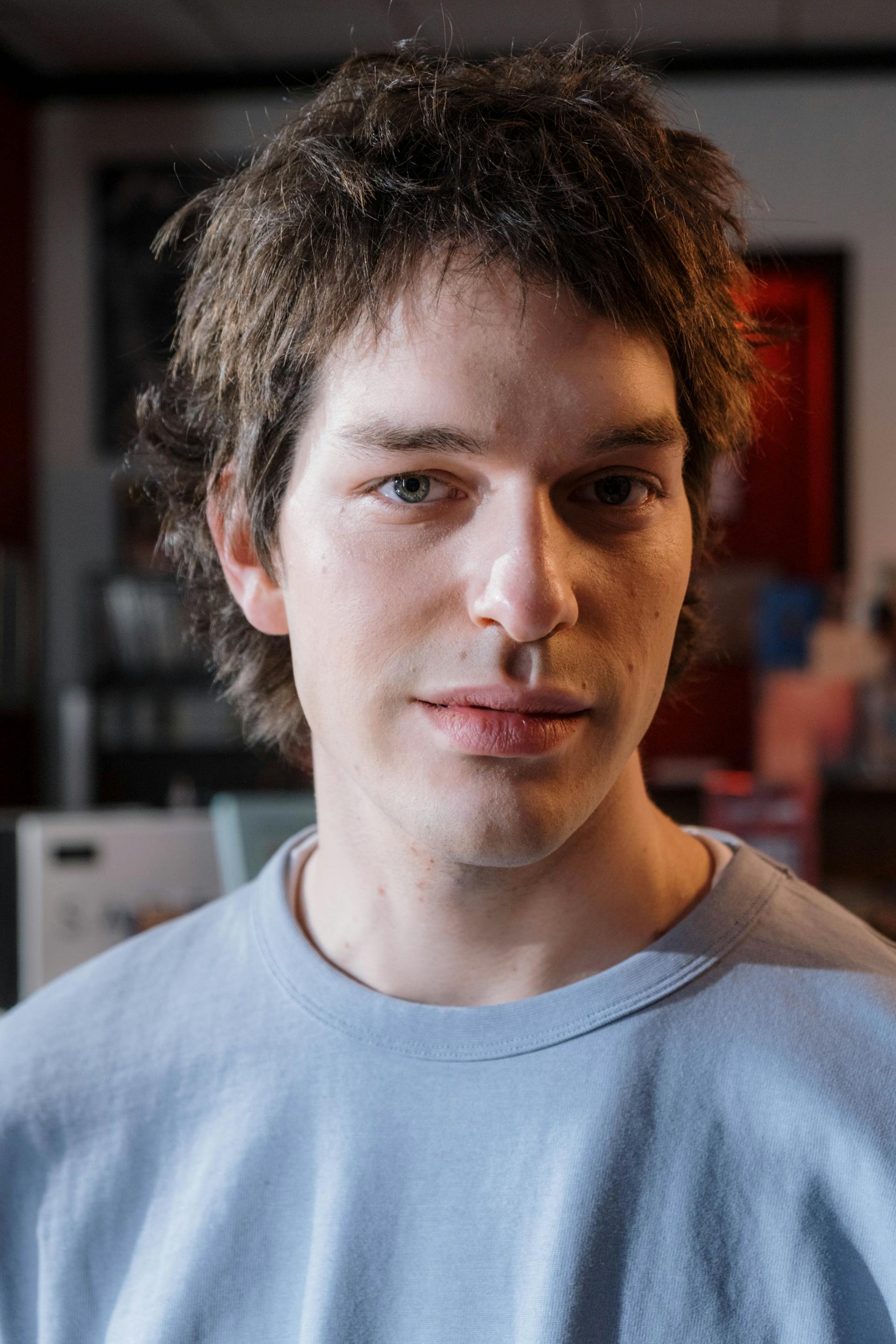 A confused-looking man staring at someone | Source: Pexels