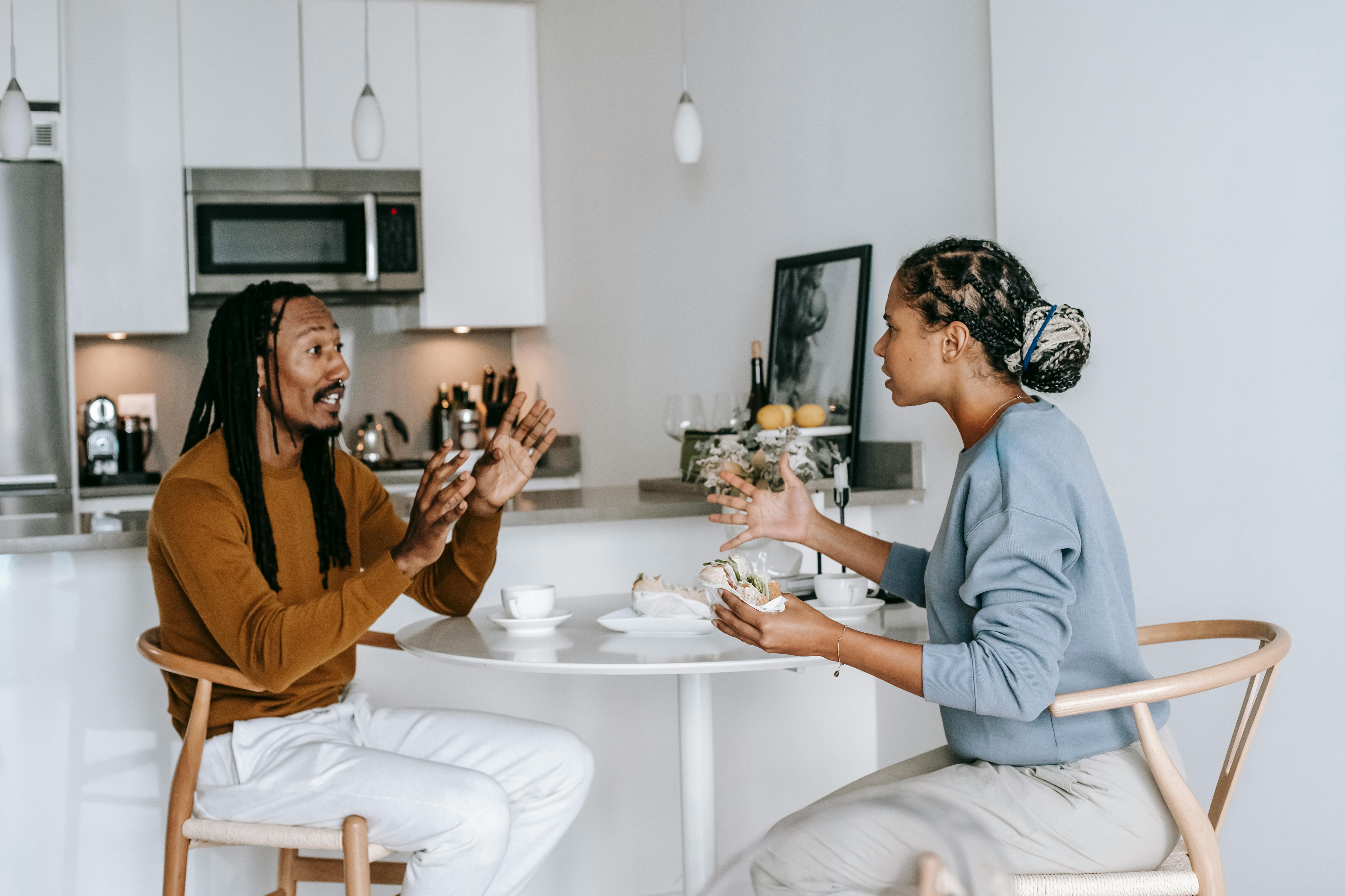 A couple having an intense conversation | Source: Pexels