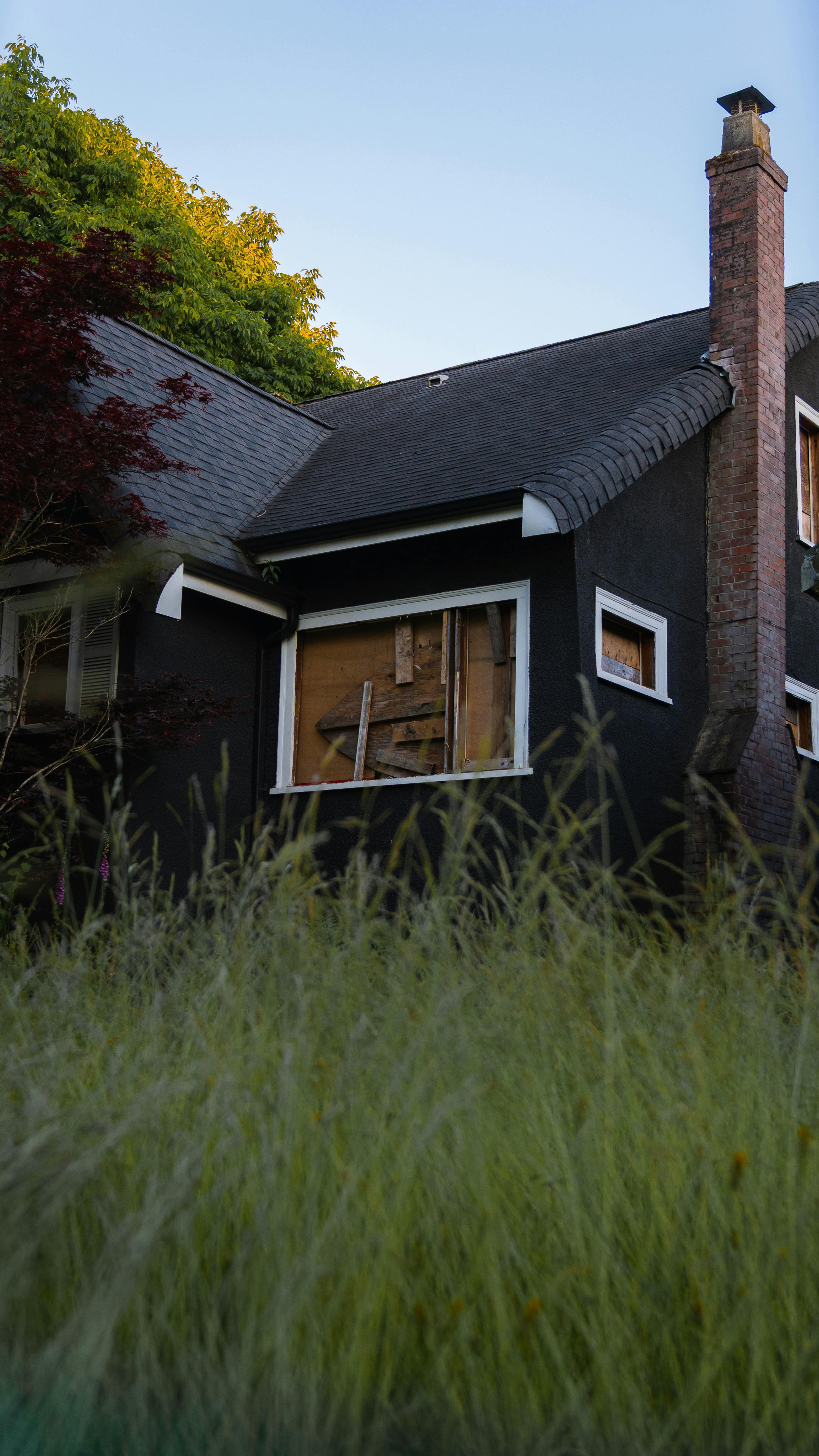 A rundown house | Source: Pexels