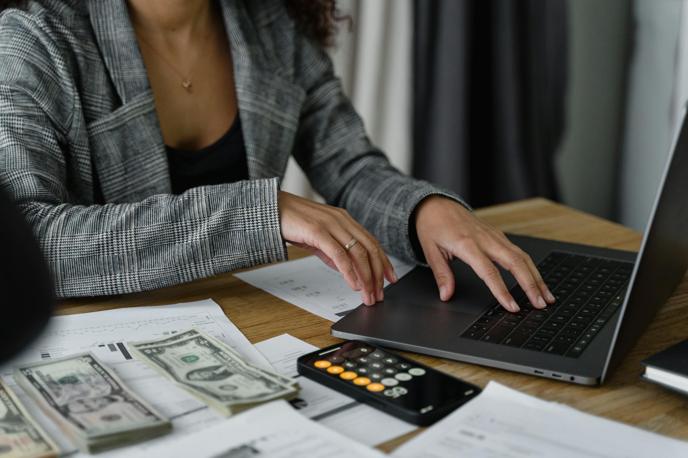 A woman calculating money | Source: Pexels