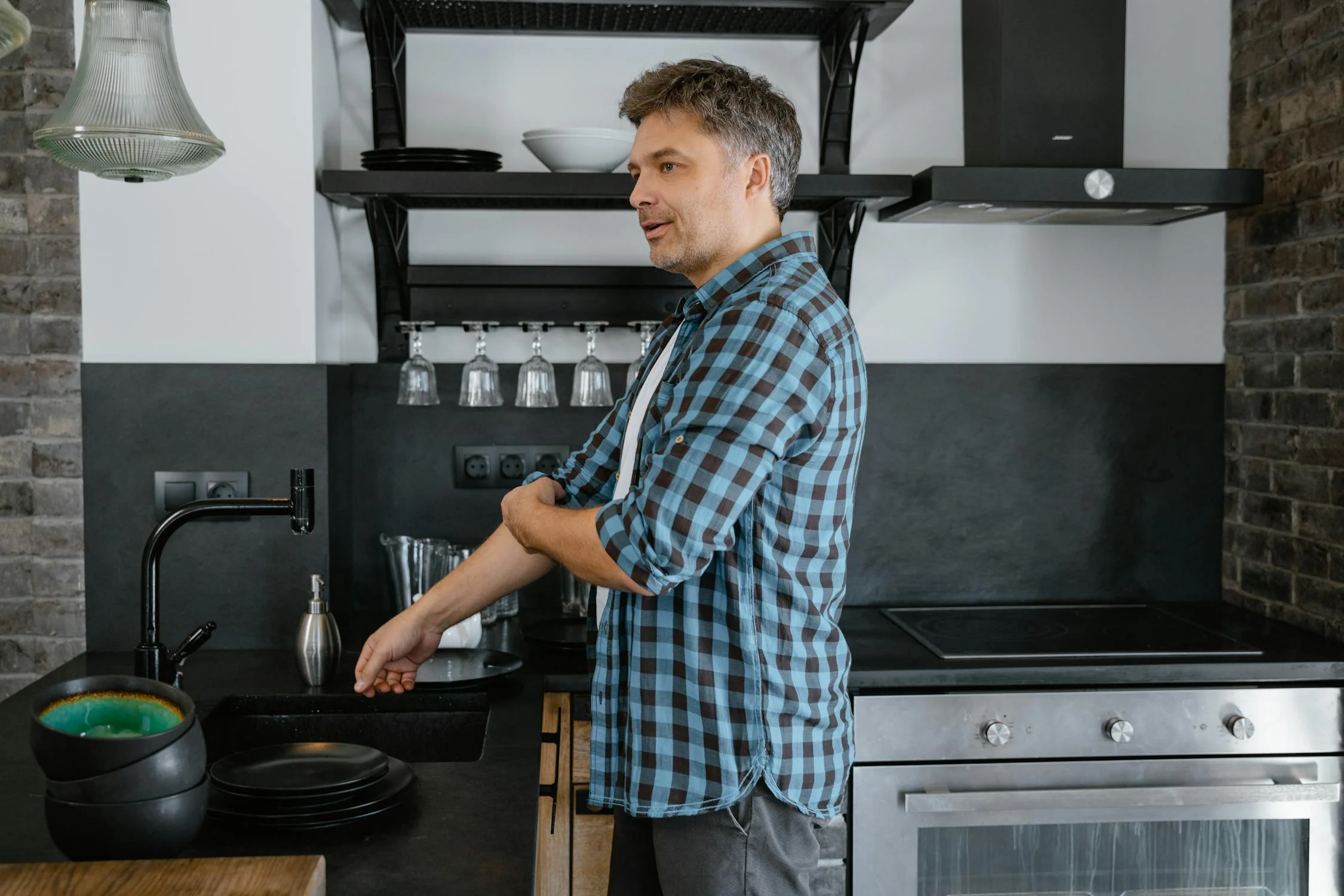 A man rolling up his sleeves | Source: Pexels