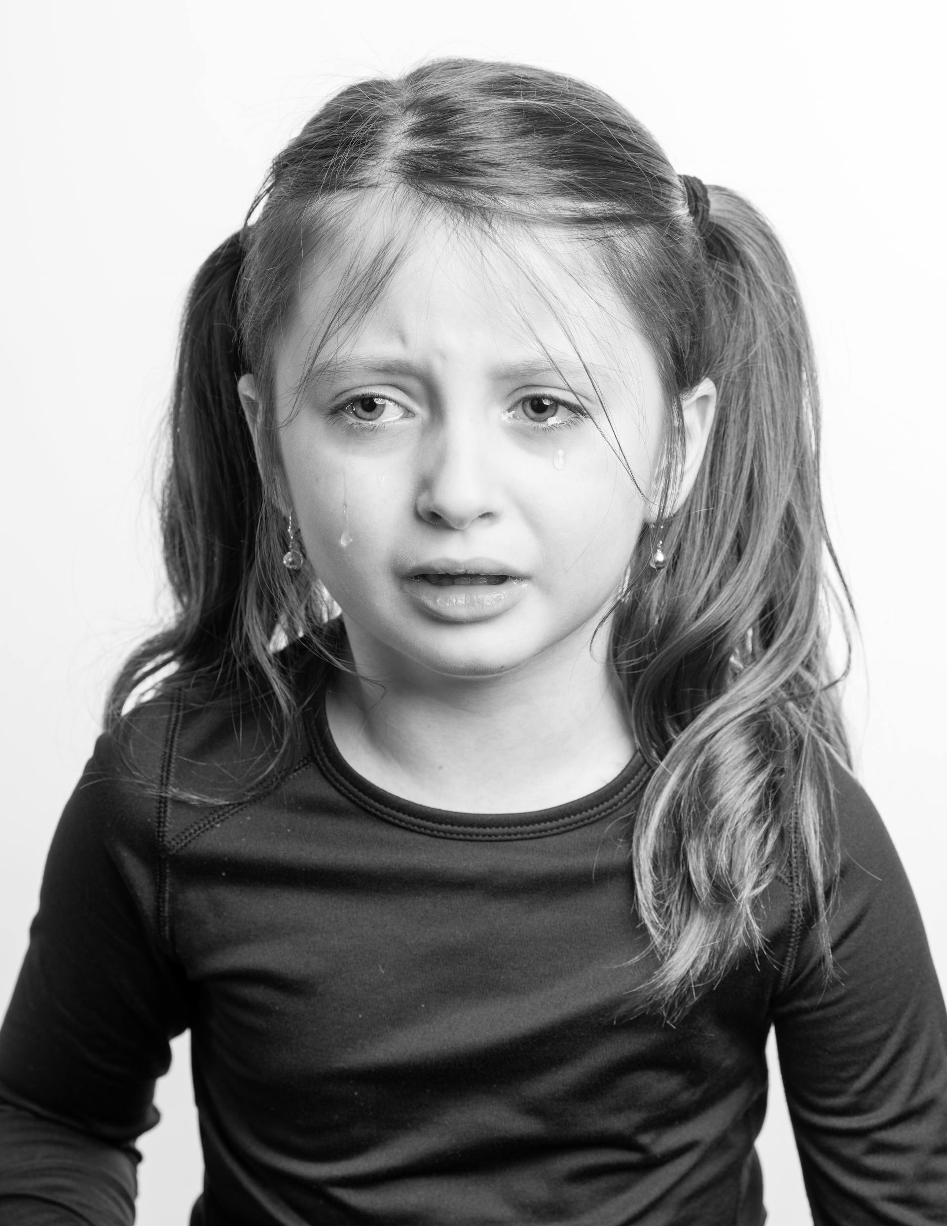 A girl crying | Source: Pexels