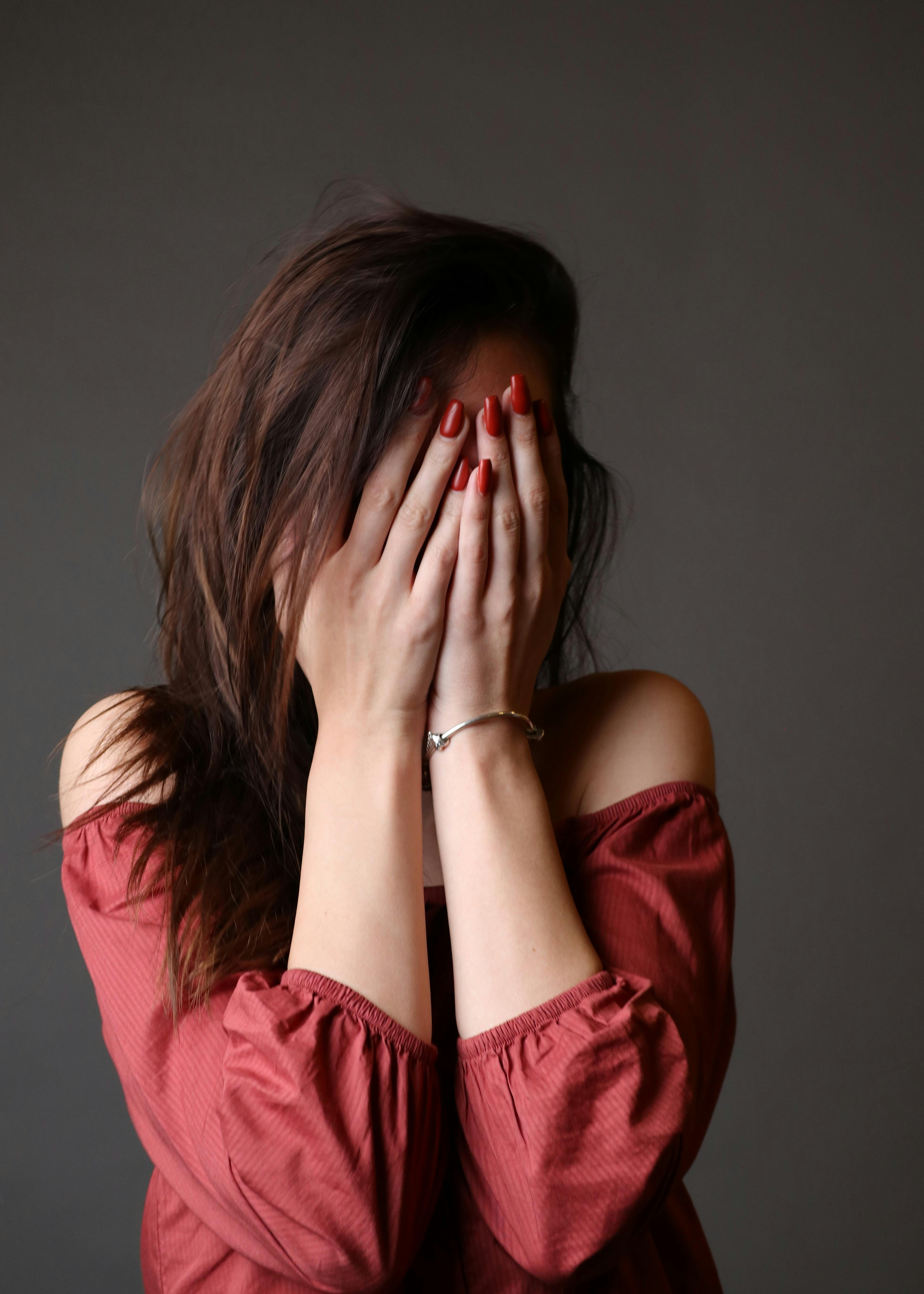 A distressed woman | Source: Pexels