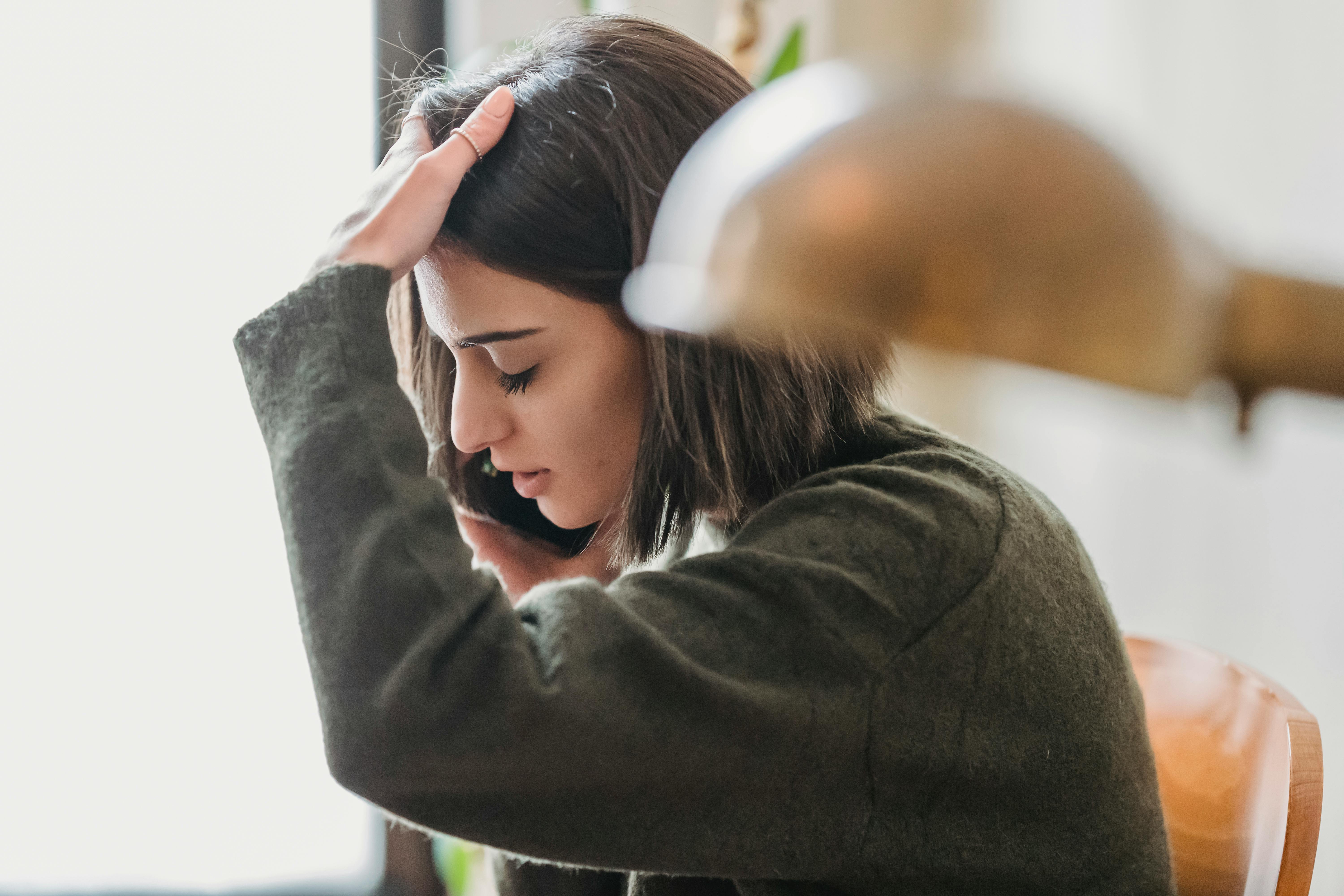 An upset woman talking on a phone | Source: Pexels