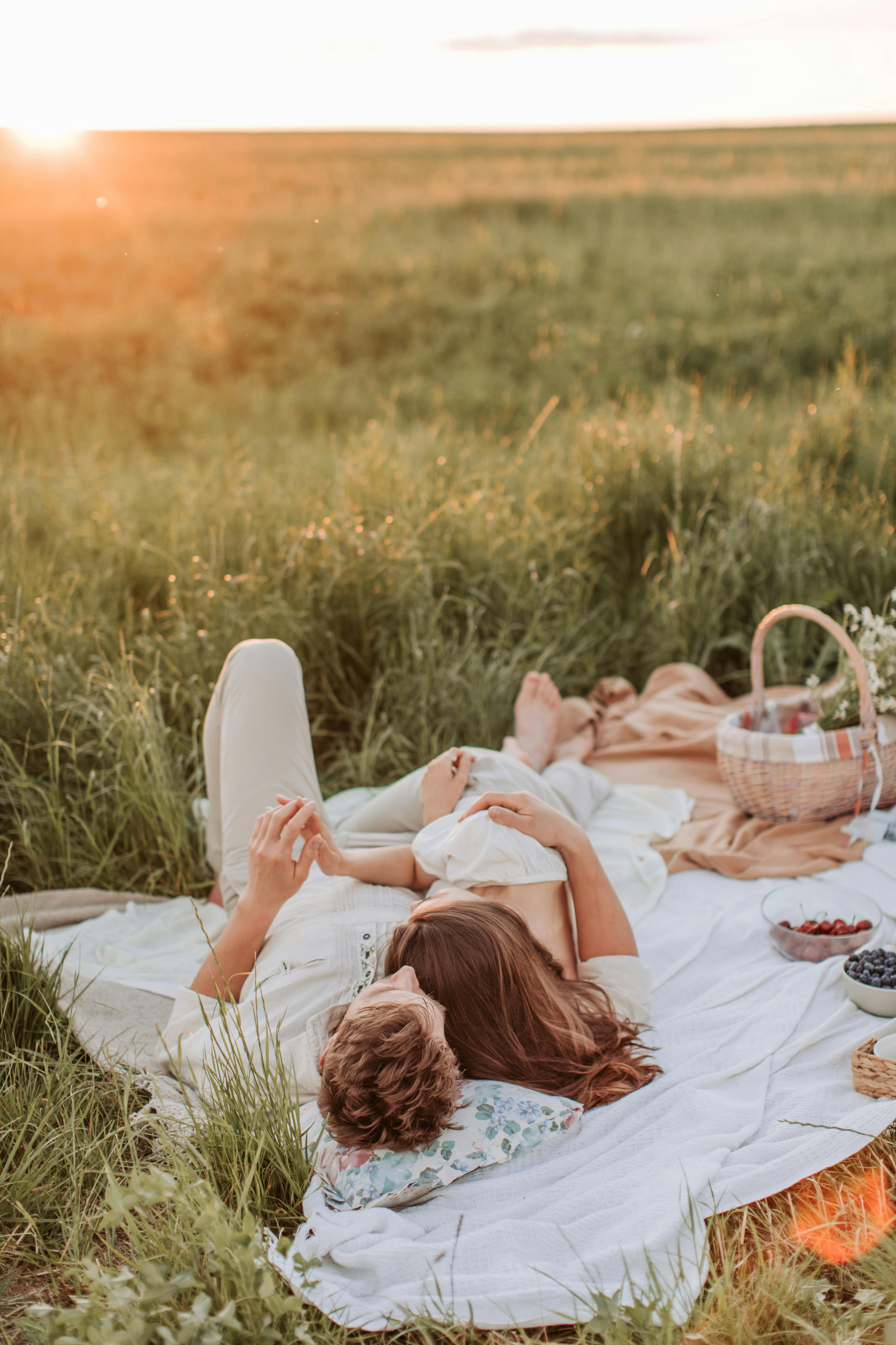 A couple on a romantic picnic date | Source: Pexels