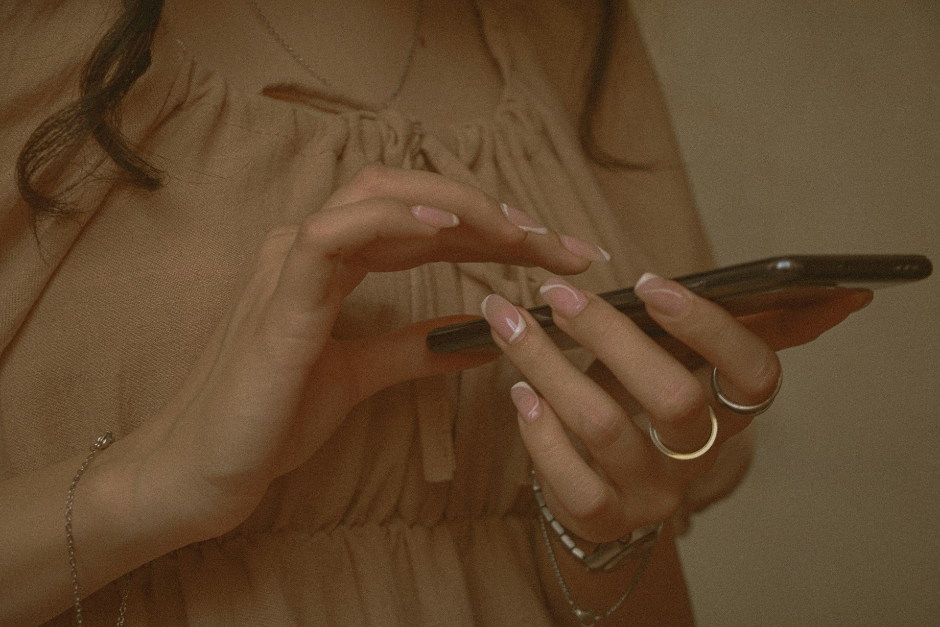 Close-up shot of a woman using her phone | Source: Unsplash