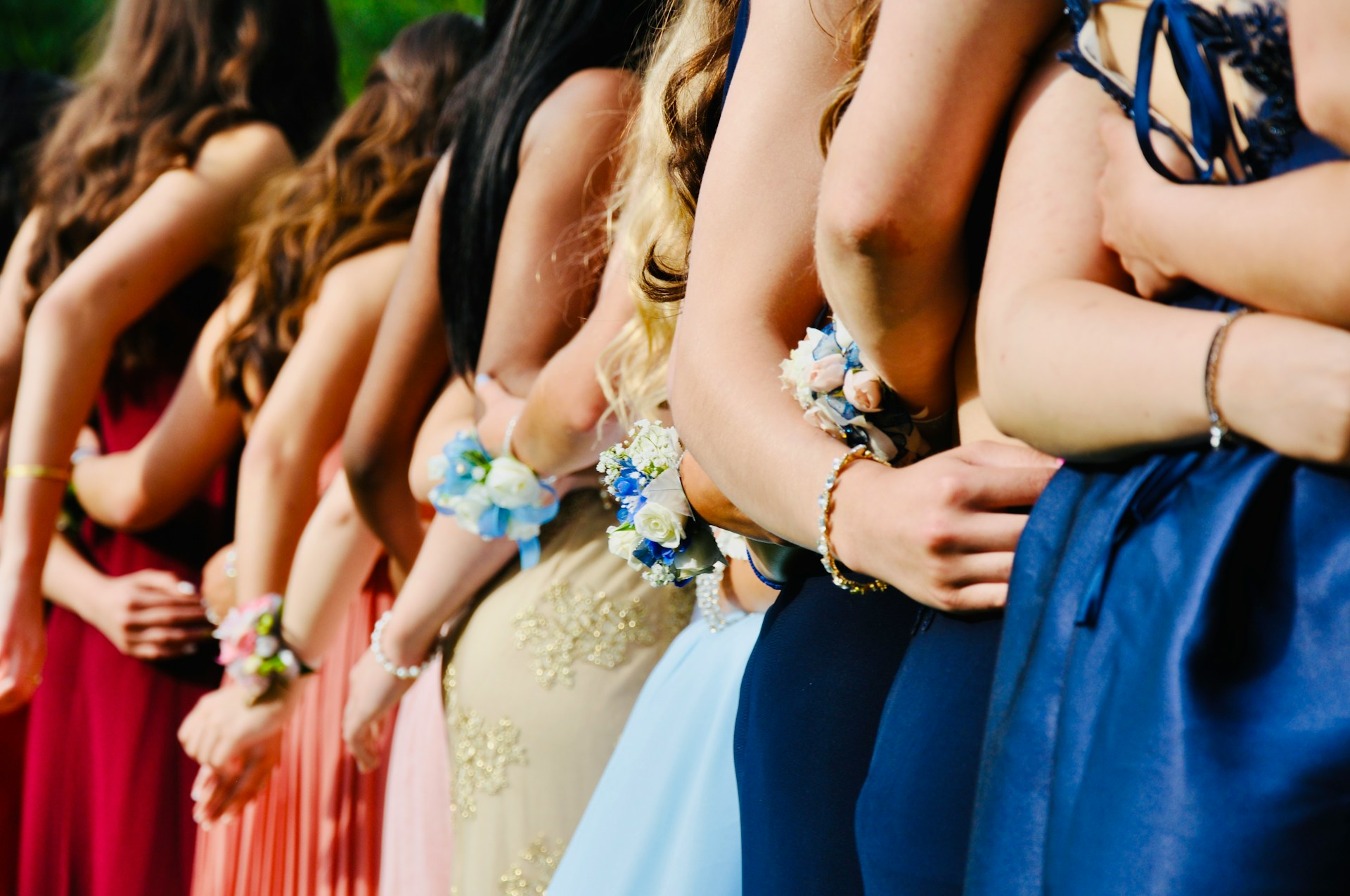 Adolescentes vestidas para o baile | Fonte: Unsplash