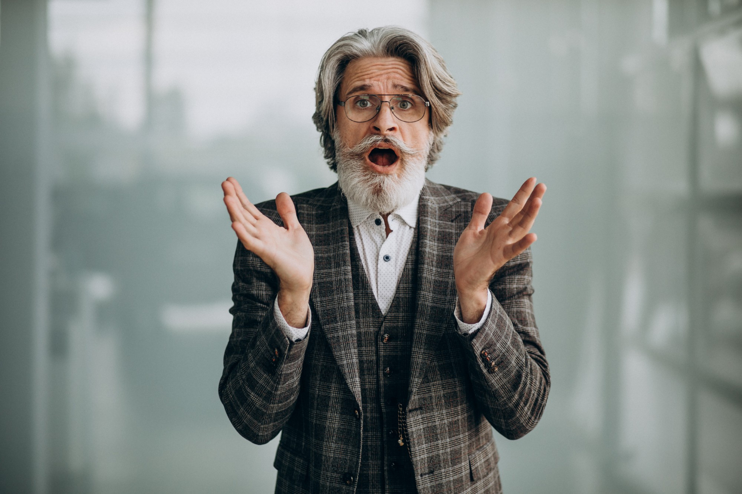 An alarmed older man in an elegant suit | Source: Freepik