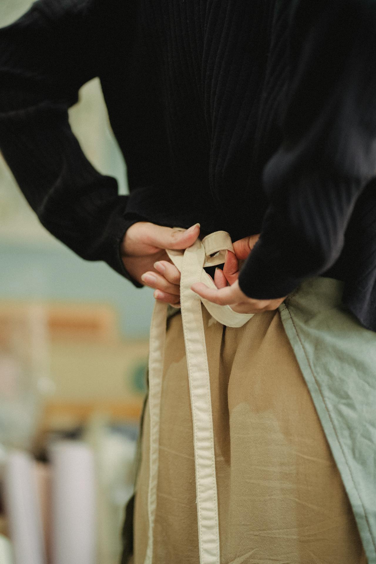 A woman fastening her apron | Source: Pexels