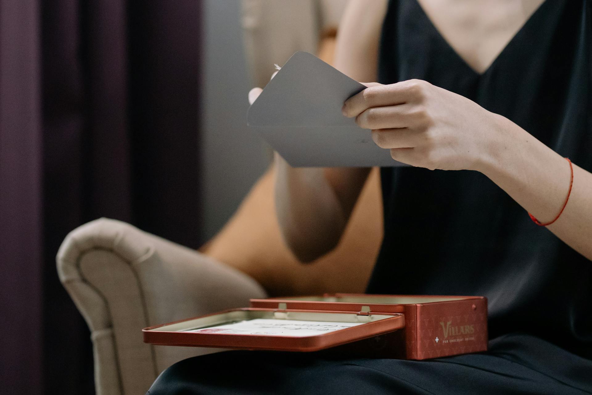 A woman holding a gray envelope | Source: Pexels