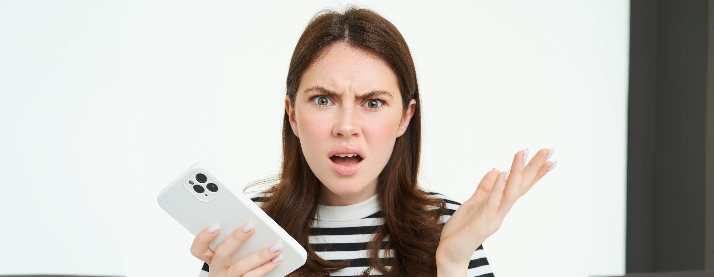 A frustrated and confused woman | Source: Freepik