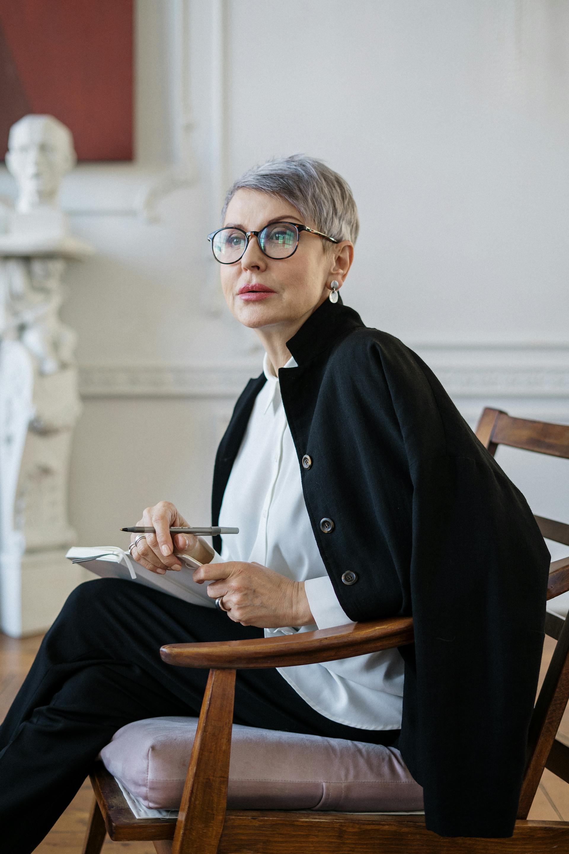 A therapist counselling her patients | Source: Pexels