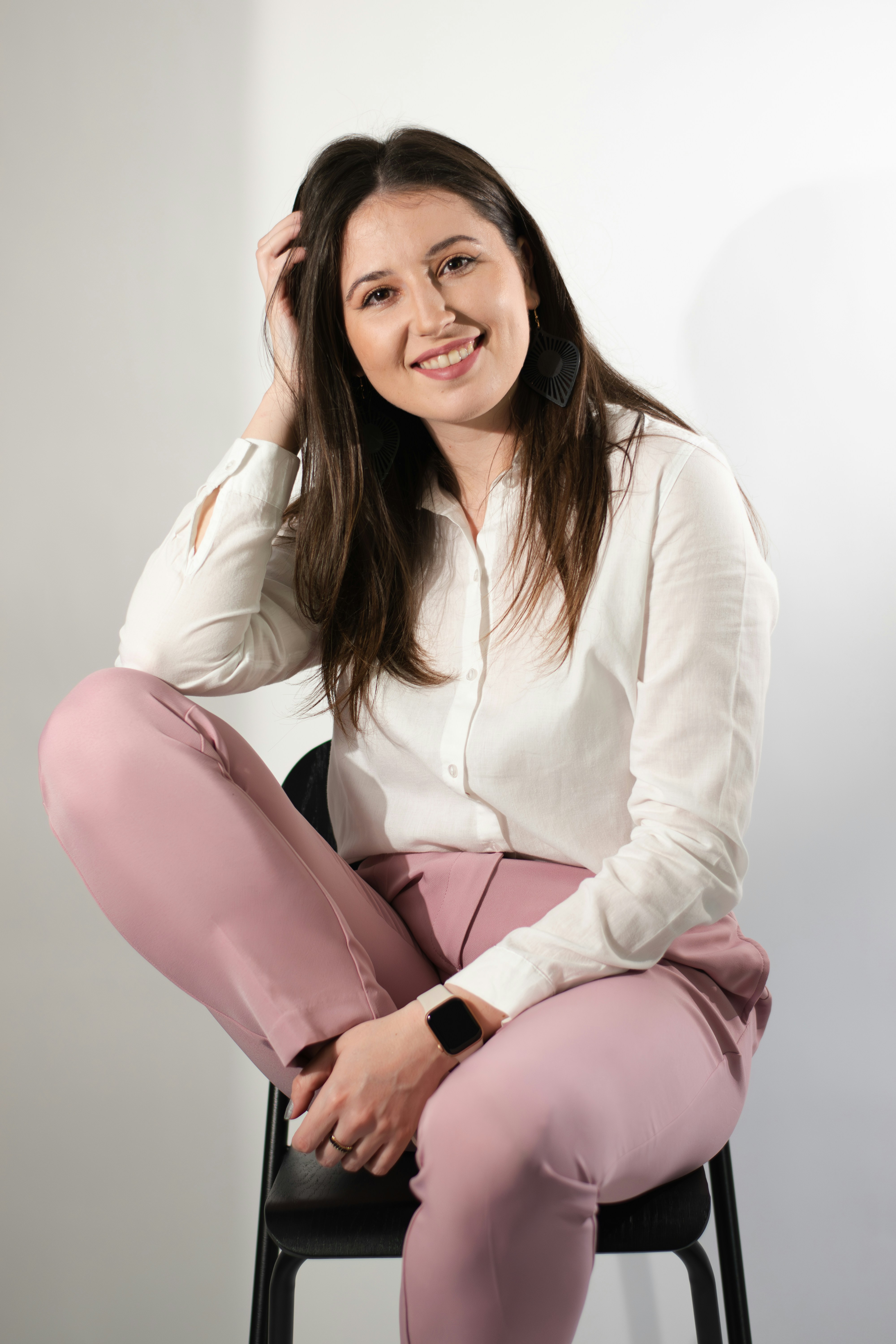 A smiling woman sitting on a chair | Source: Unsplash