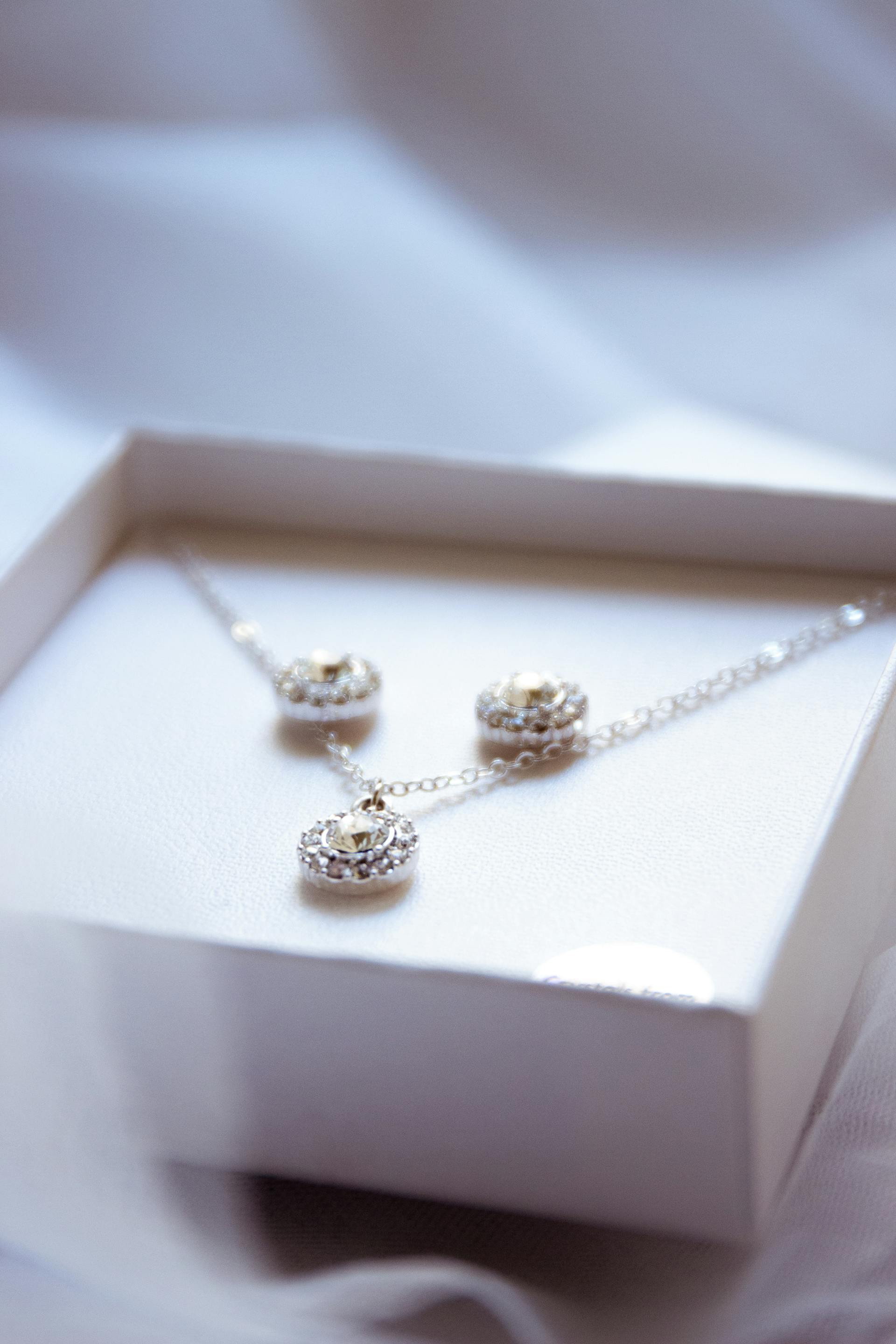 A diamond pendant | Source: Pexels