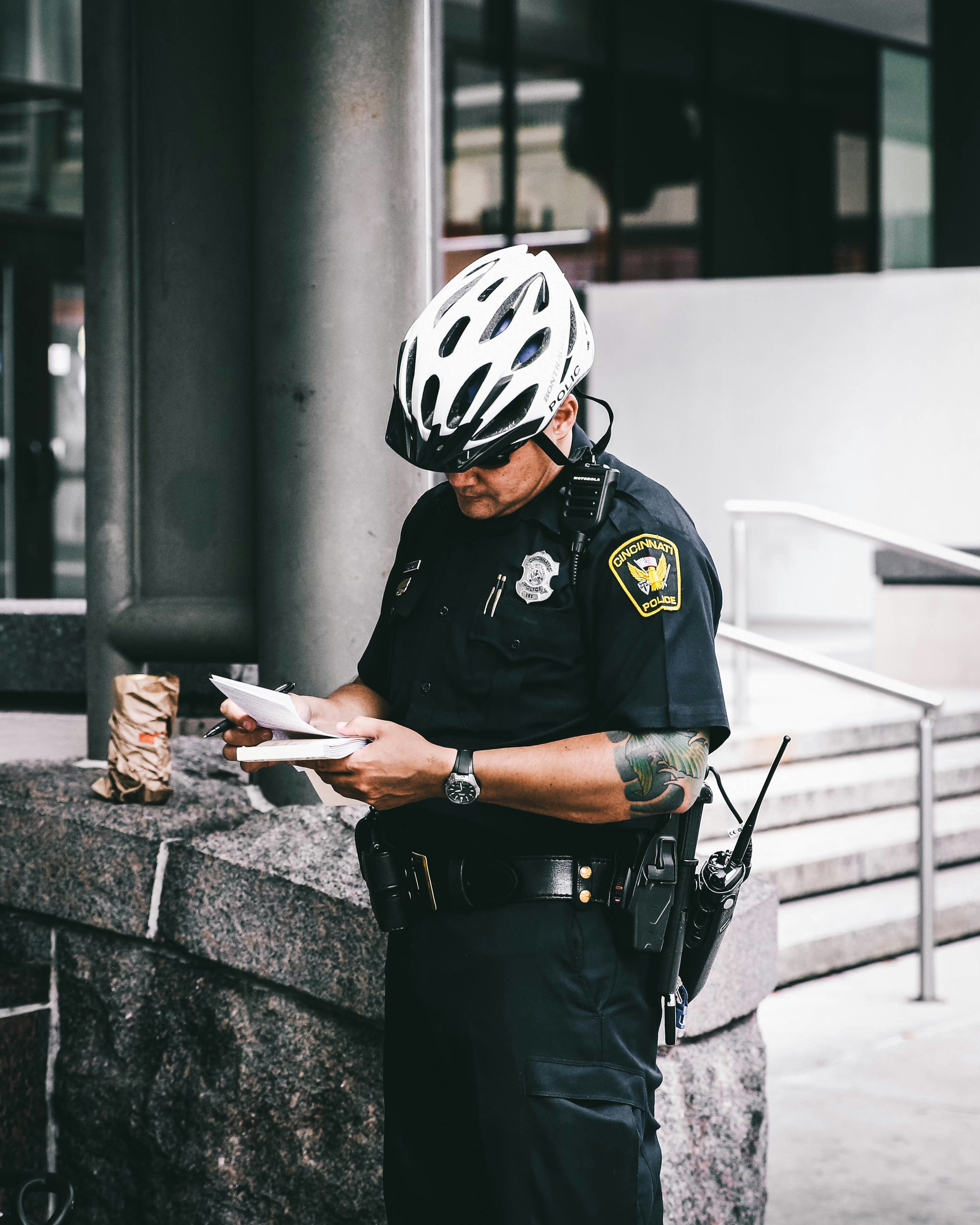A police officer writing a fine | Source: Unsplash