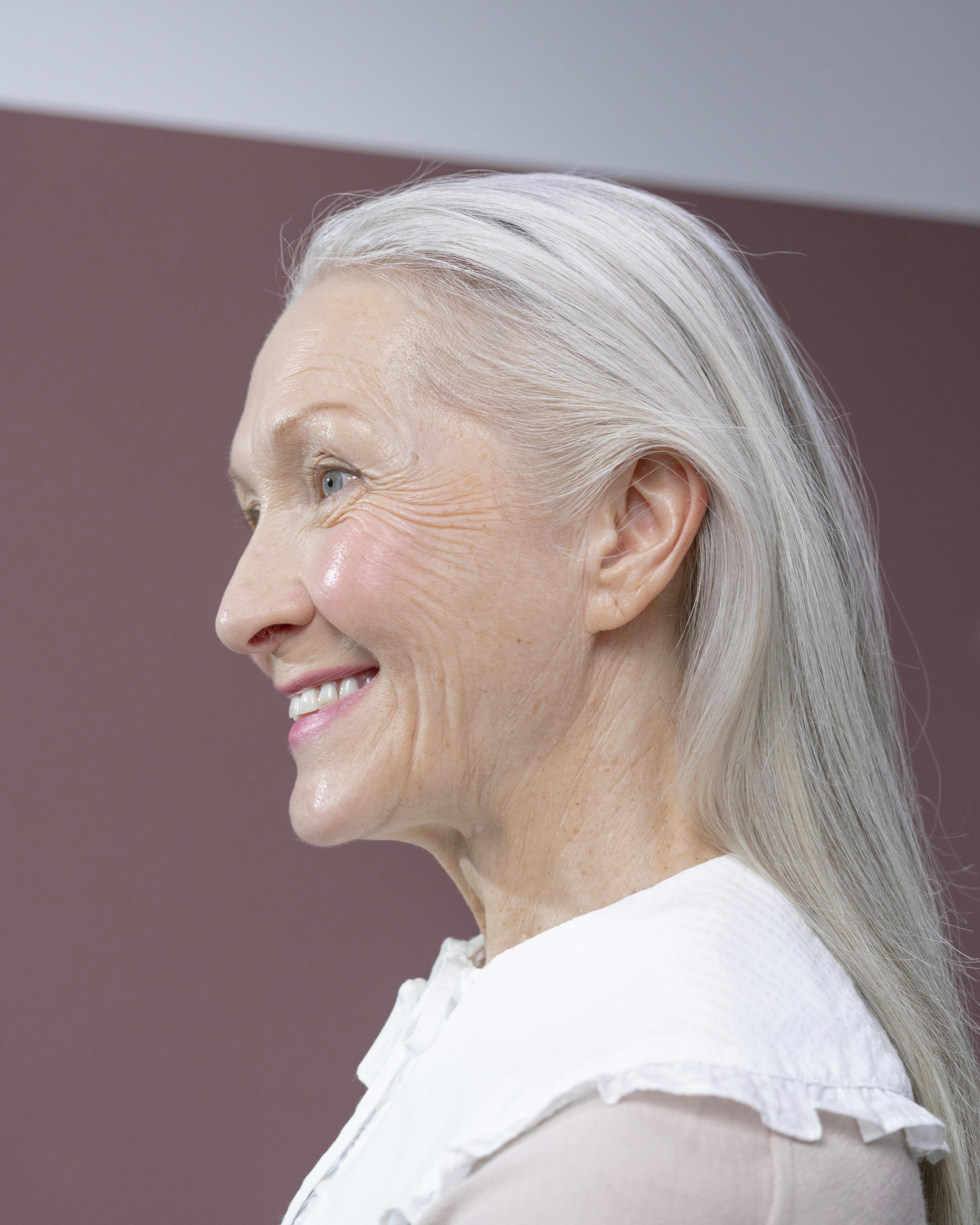 A smiling older woman | Source: Pexels