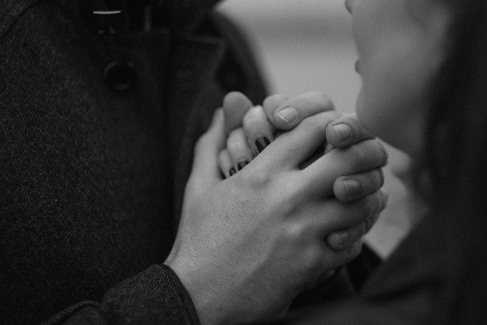 Grayscale photo of a couple holding hands | Source: Pexels
