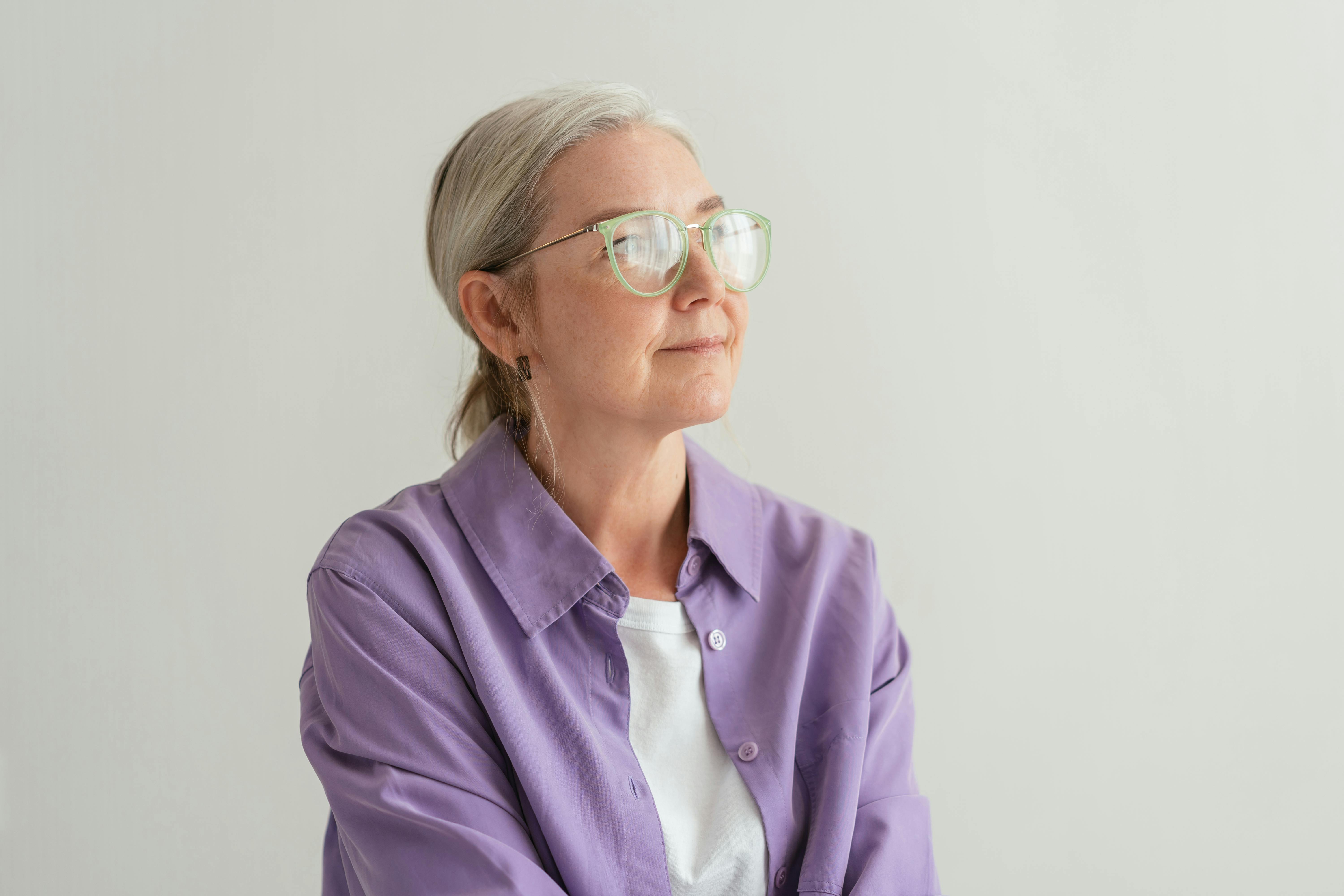 A pensive older woman | Source: Pexels