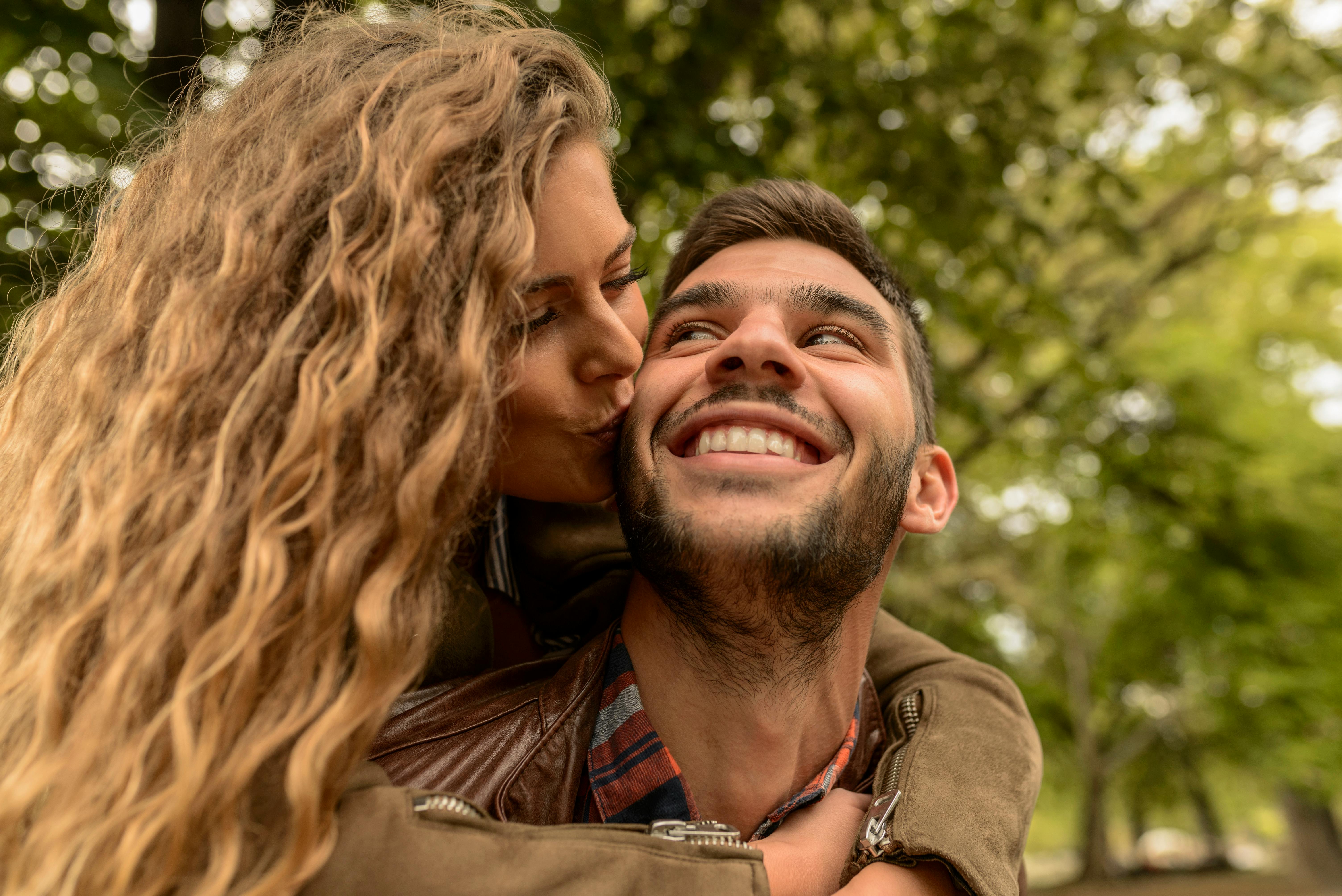Woman kissing a man | Source: Pexels