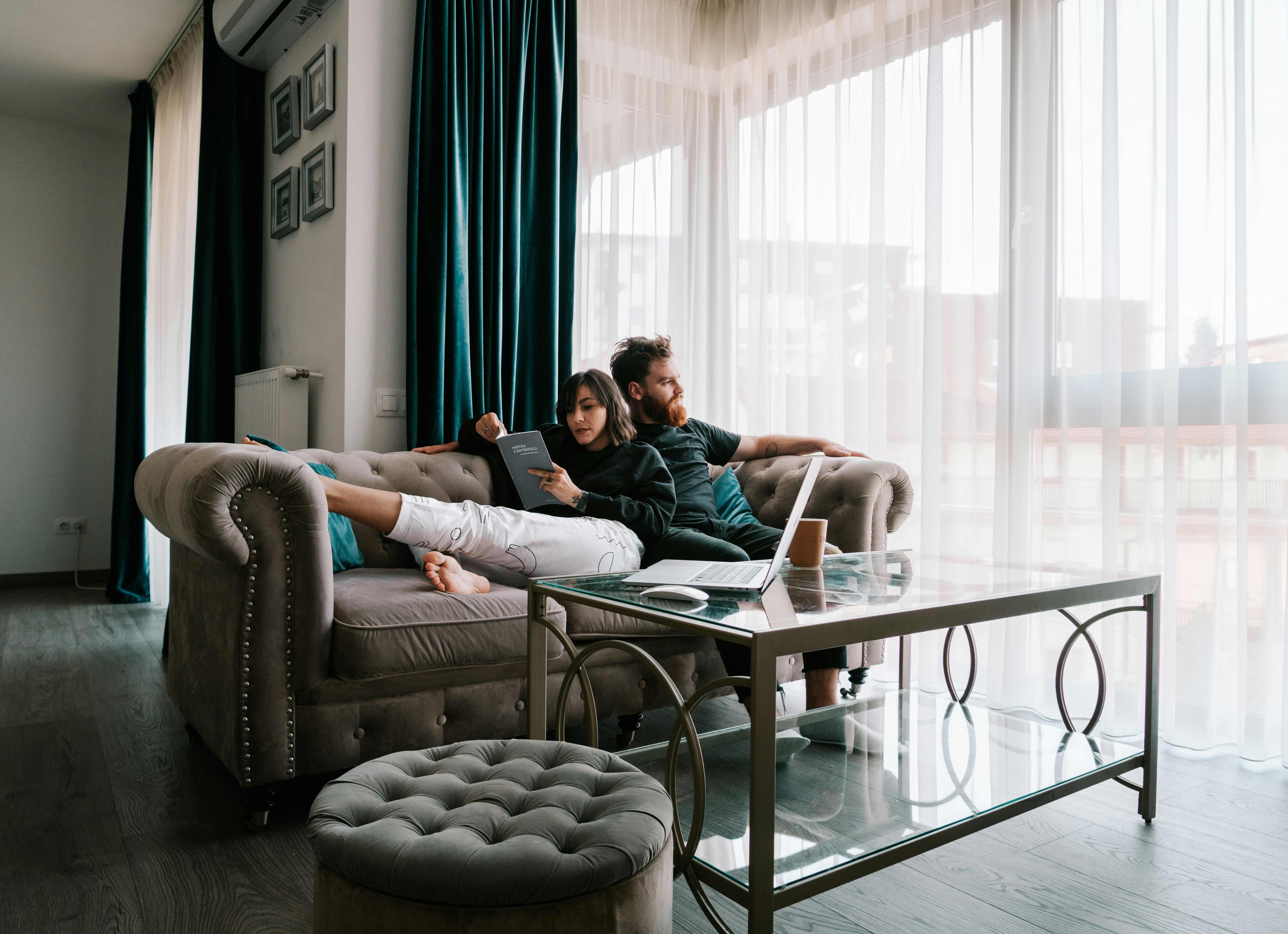 A couple sitting in a living room | Source: Unsplash