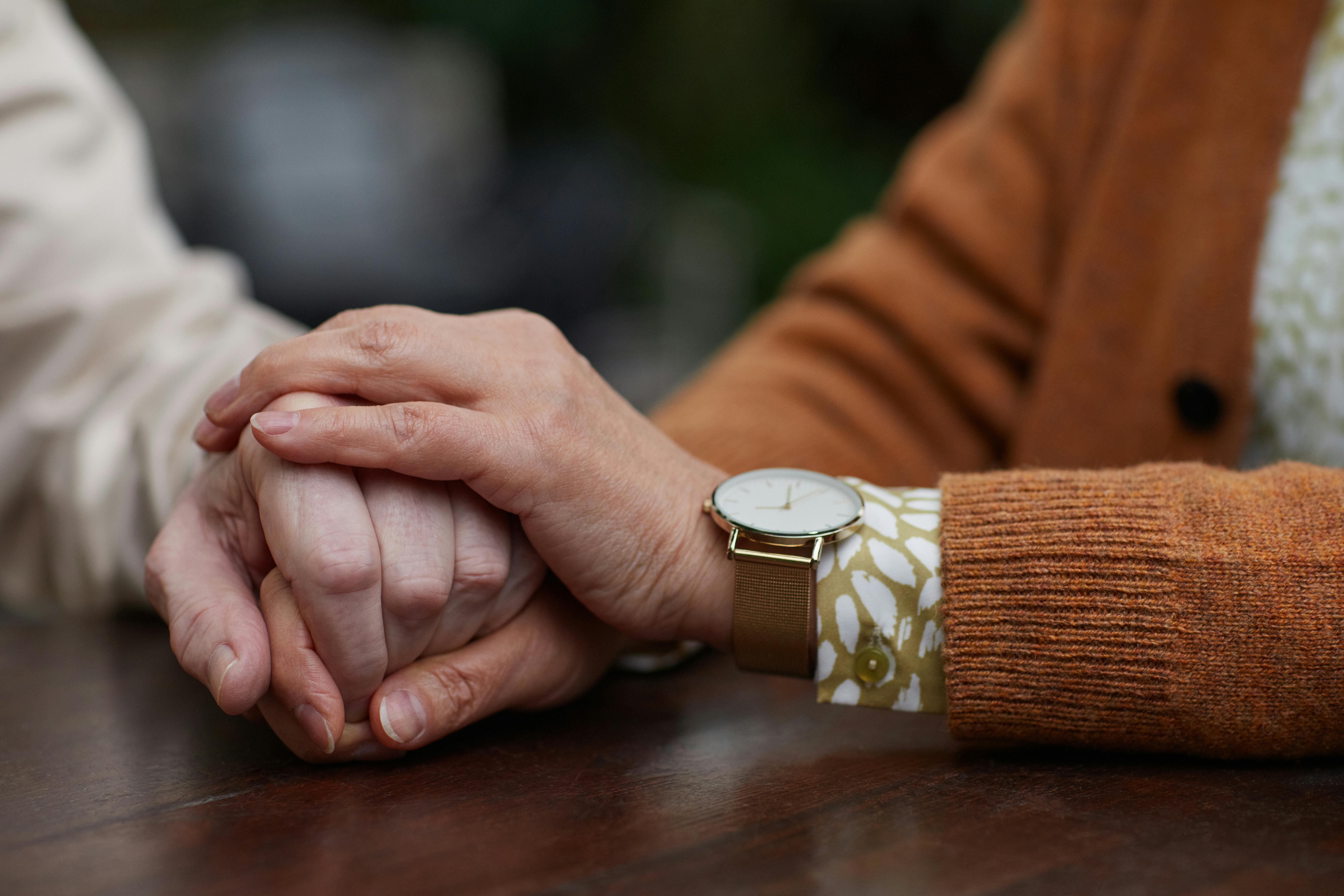 Couple holding hands | Source: Pexels