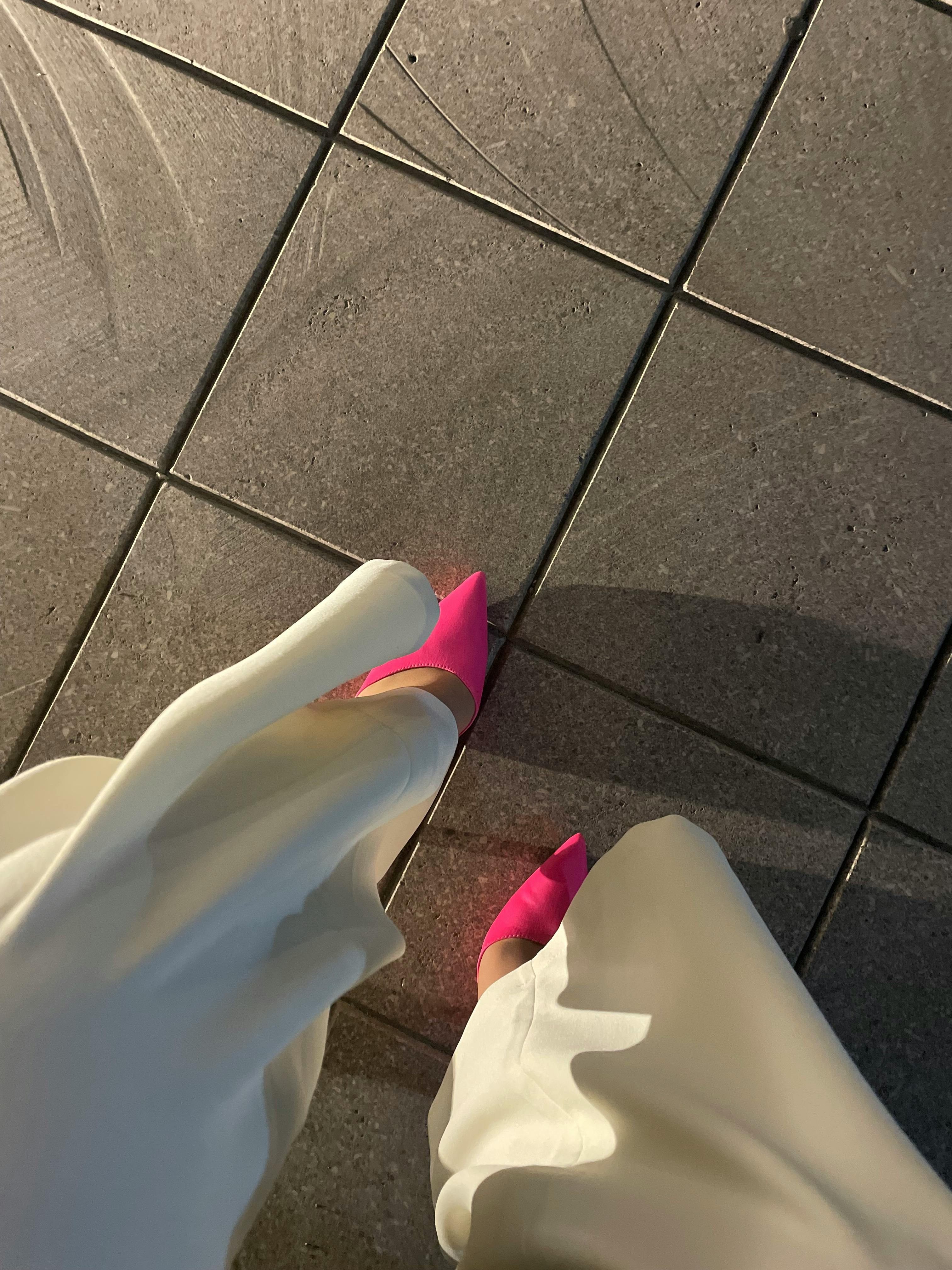 A woman's white pants and pink shoes | Source: Pexels