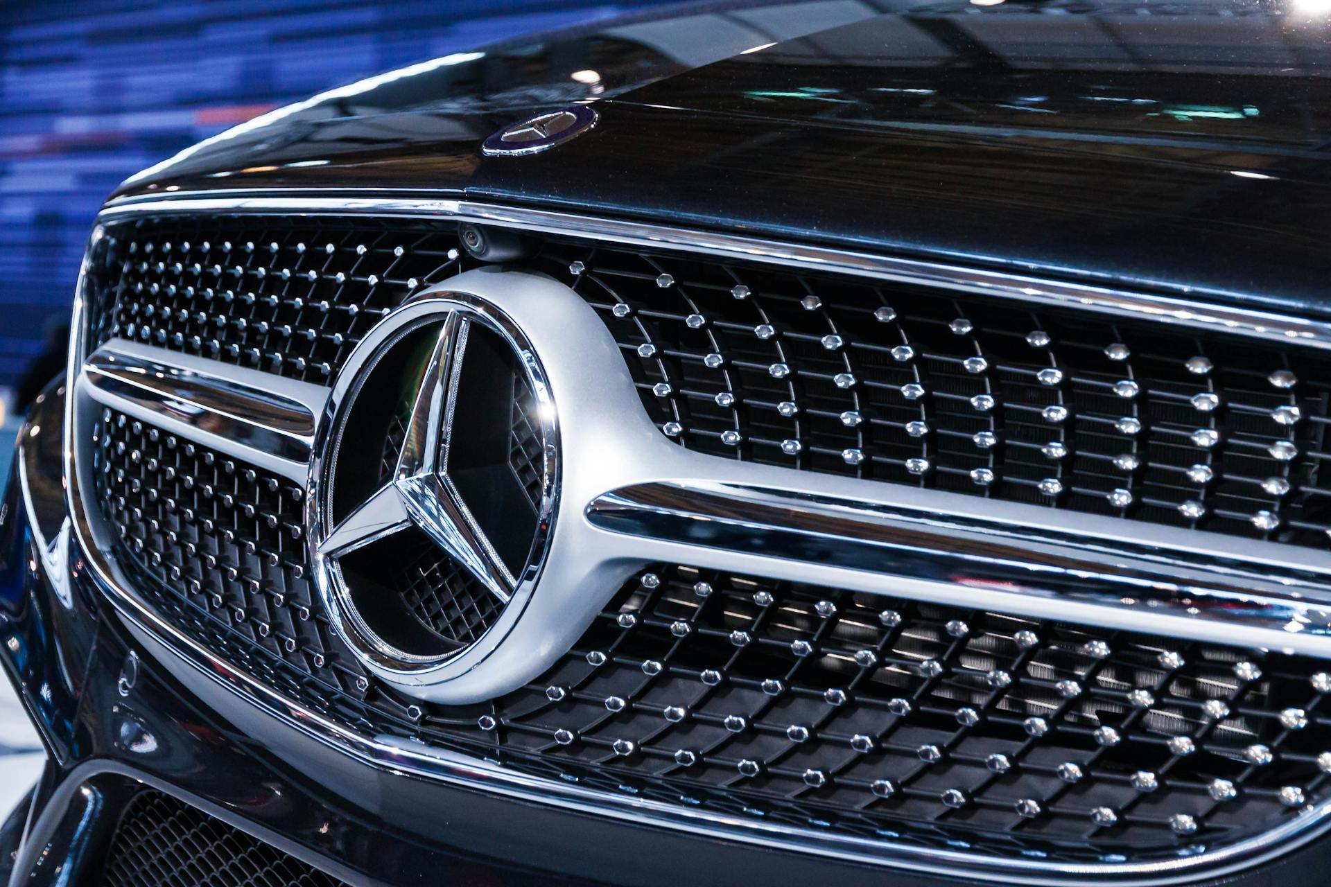 A Mercedes logo | Source: Pexels