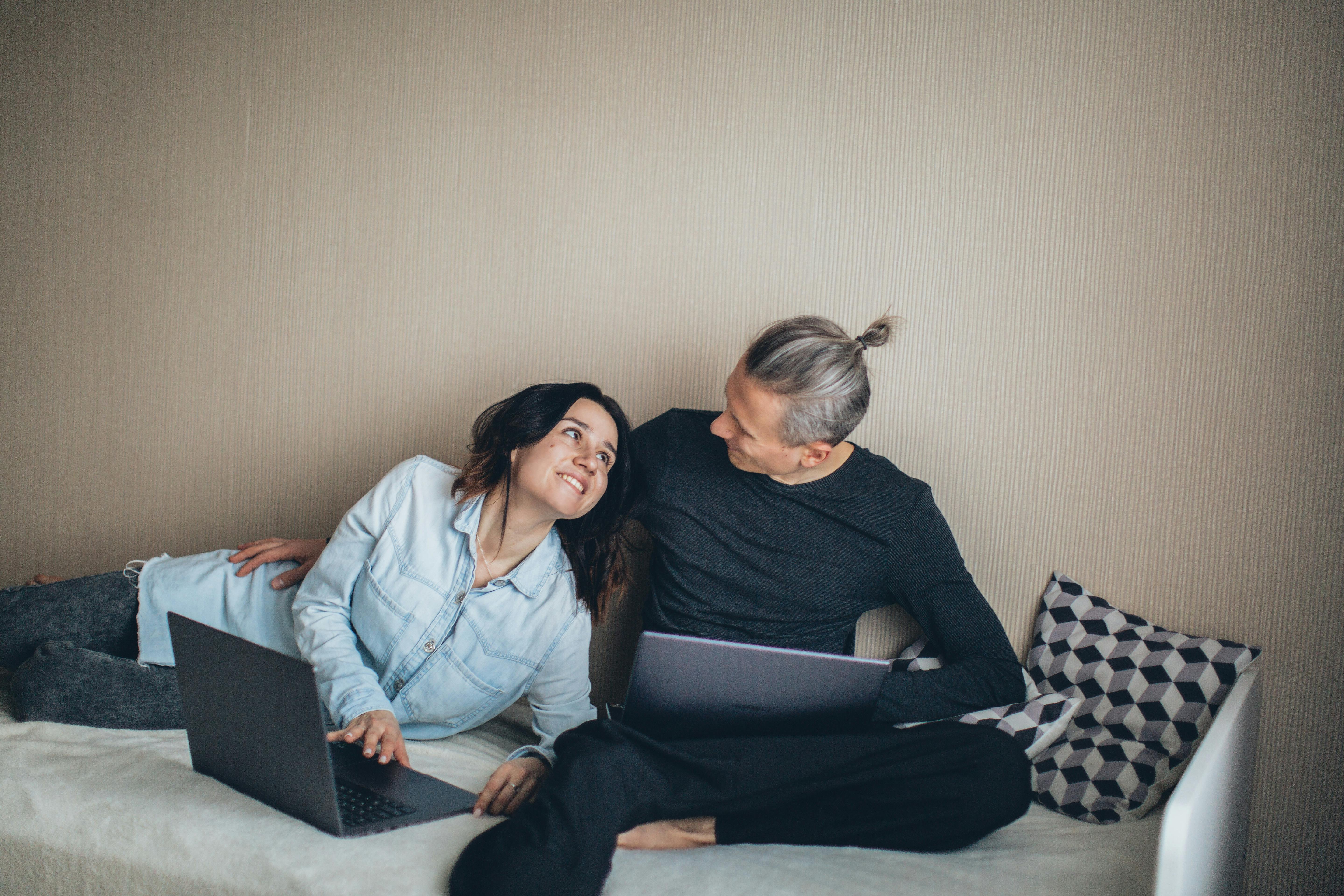Couple working together | Source: Pexels