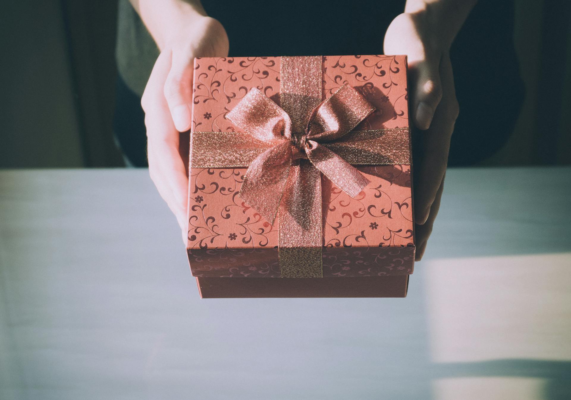 A person holding a gift | Source: Pexels