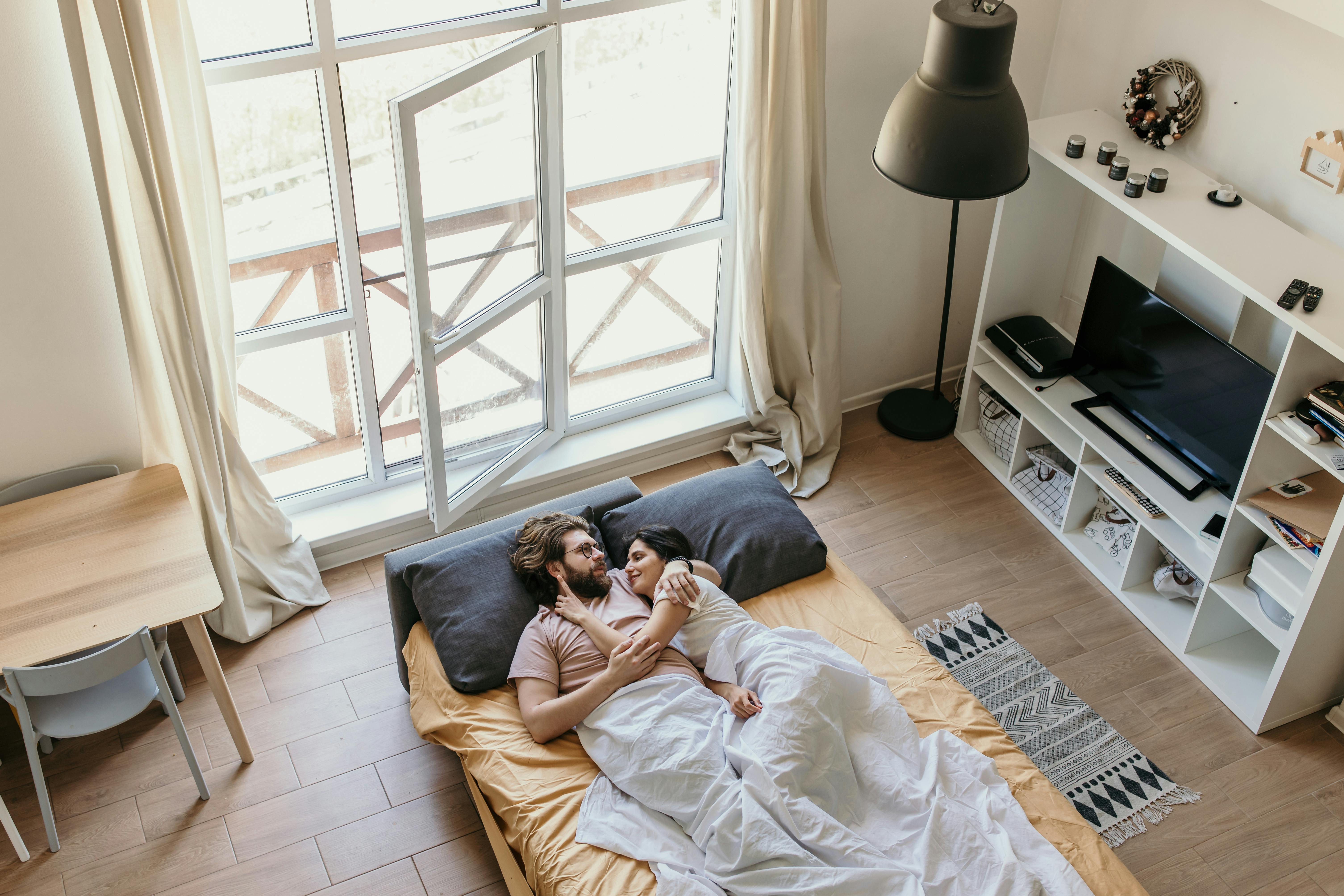 A couple lying in bed | Source: Pexels