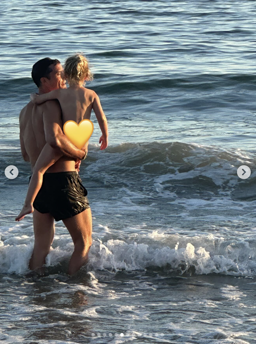 Orlando and Daisy Dove Bloom by the beach, posted on August 4, 2025. | Source: Instagram/orlandobloom