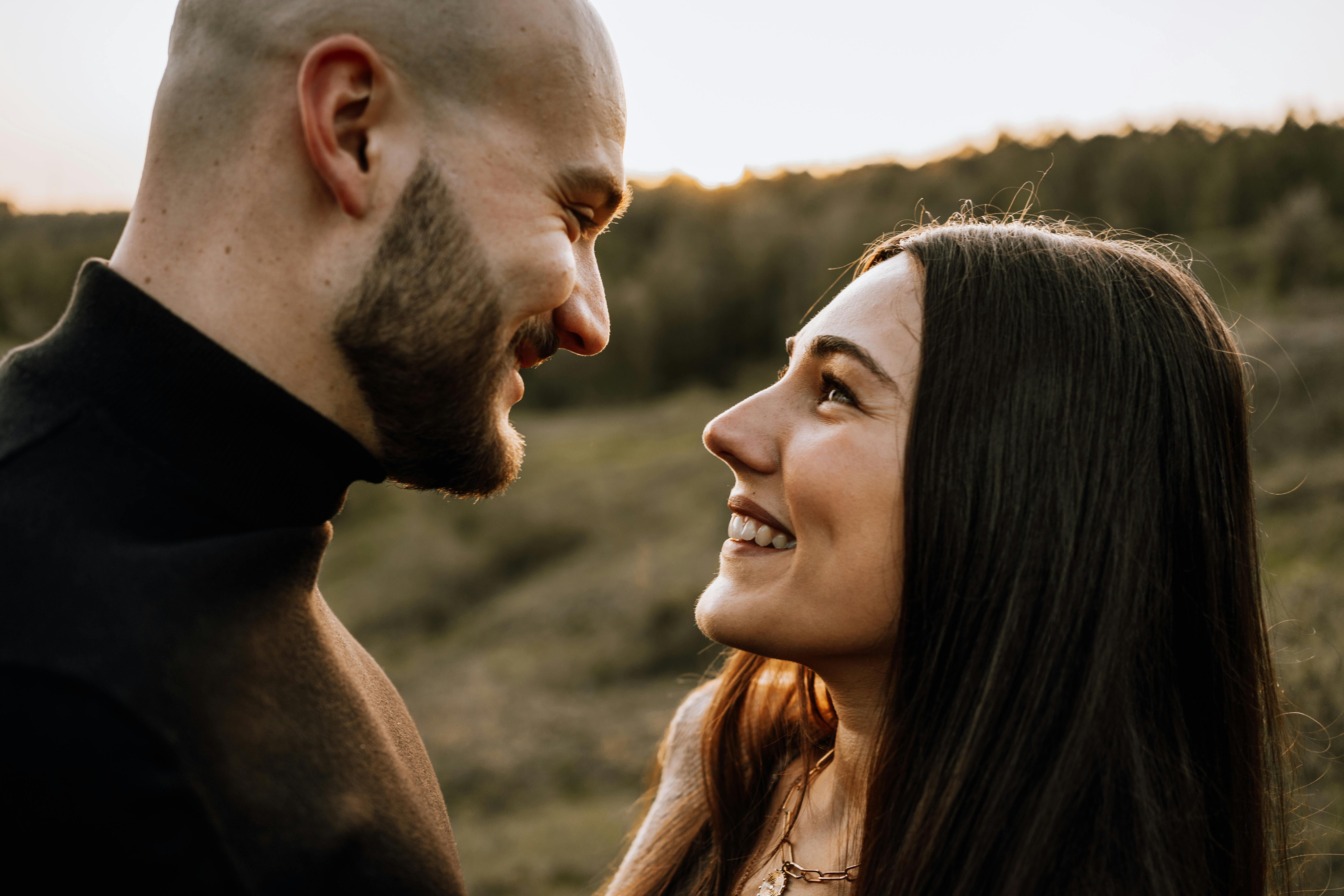 Couple smiling | Source: Pexels