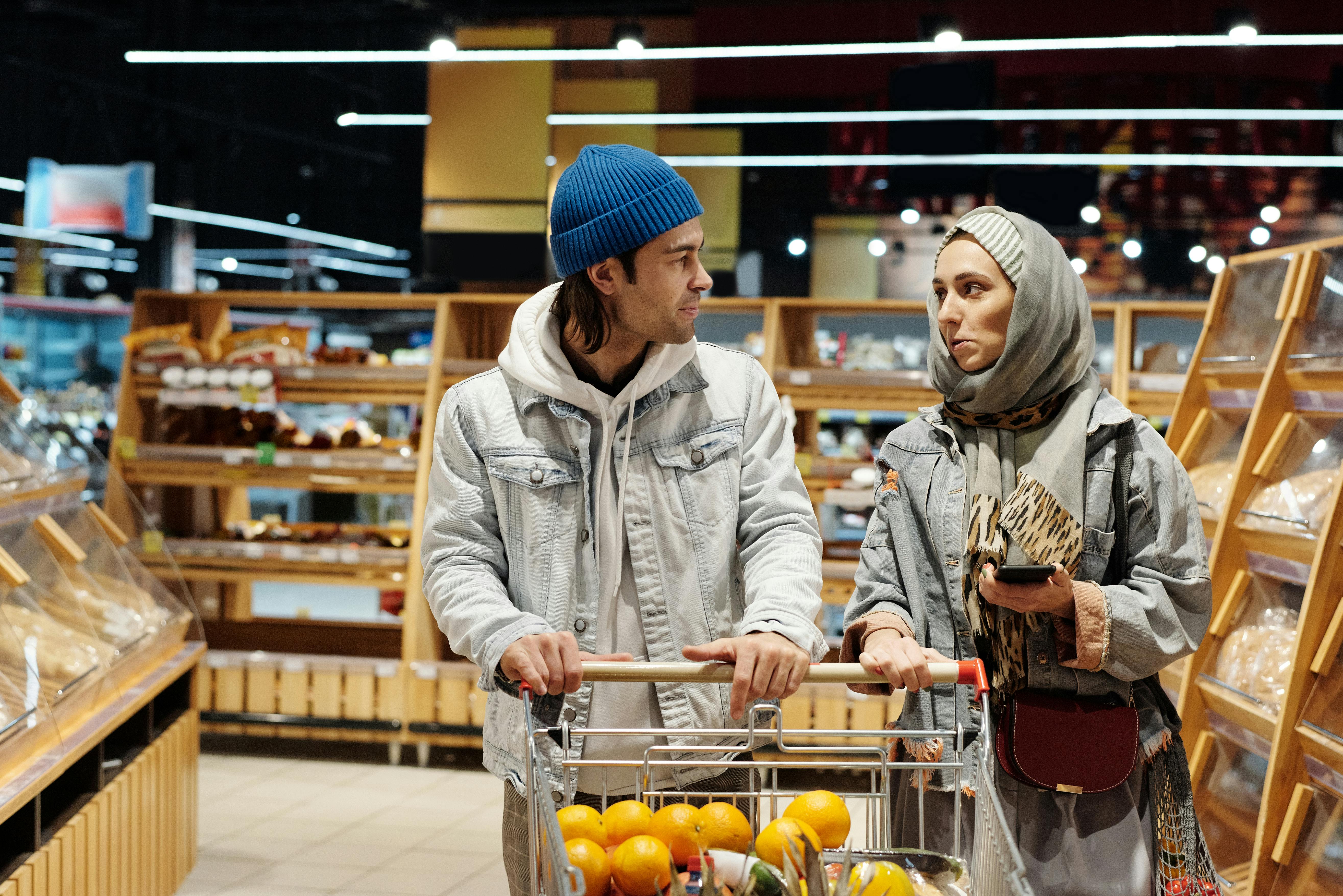 A man shopping with a woman | Source: Pexels