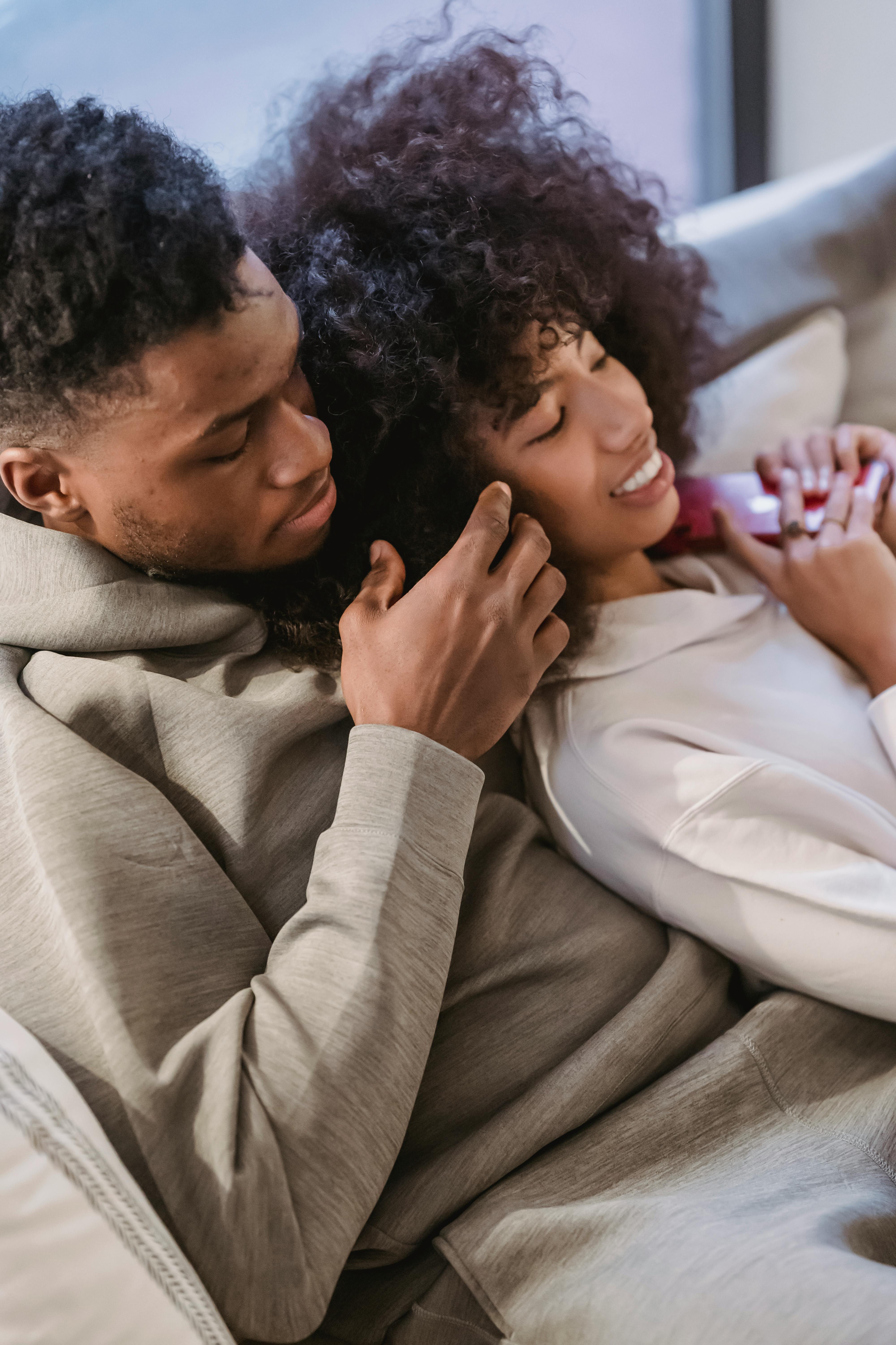 A couple in an intimate embrace | Source: Pexels