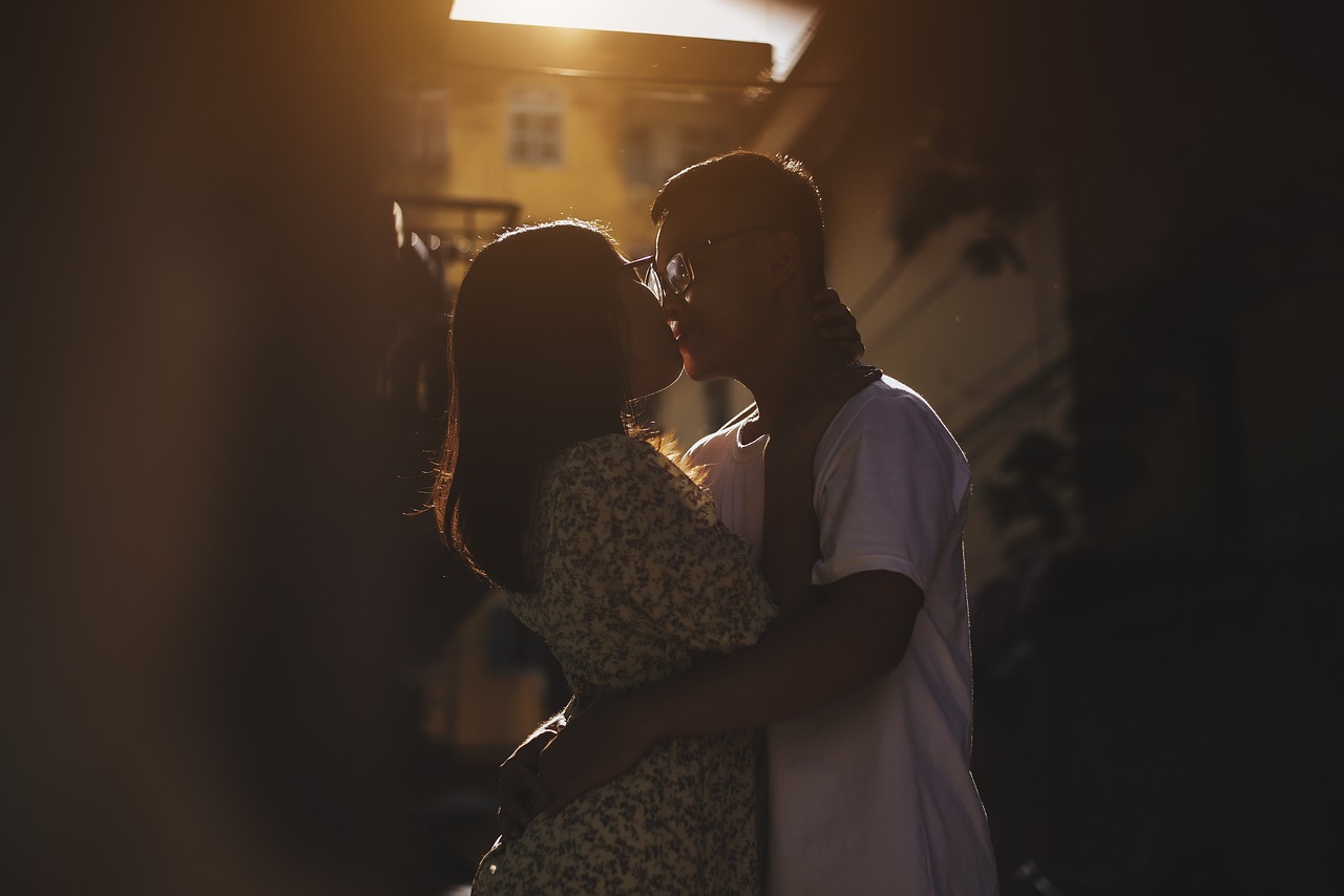 A couple in a loving embrace | Source: Pixabay