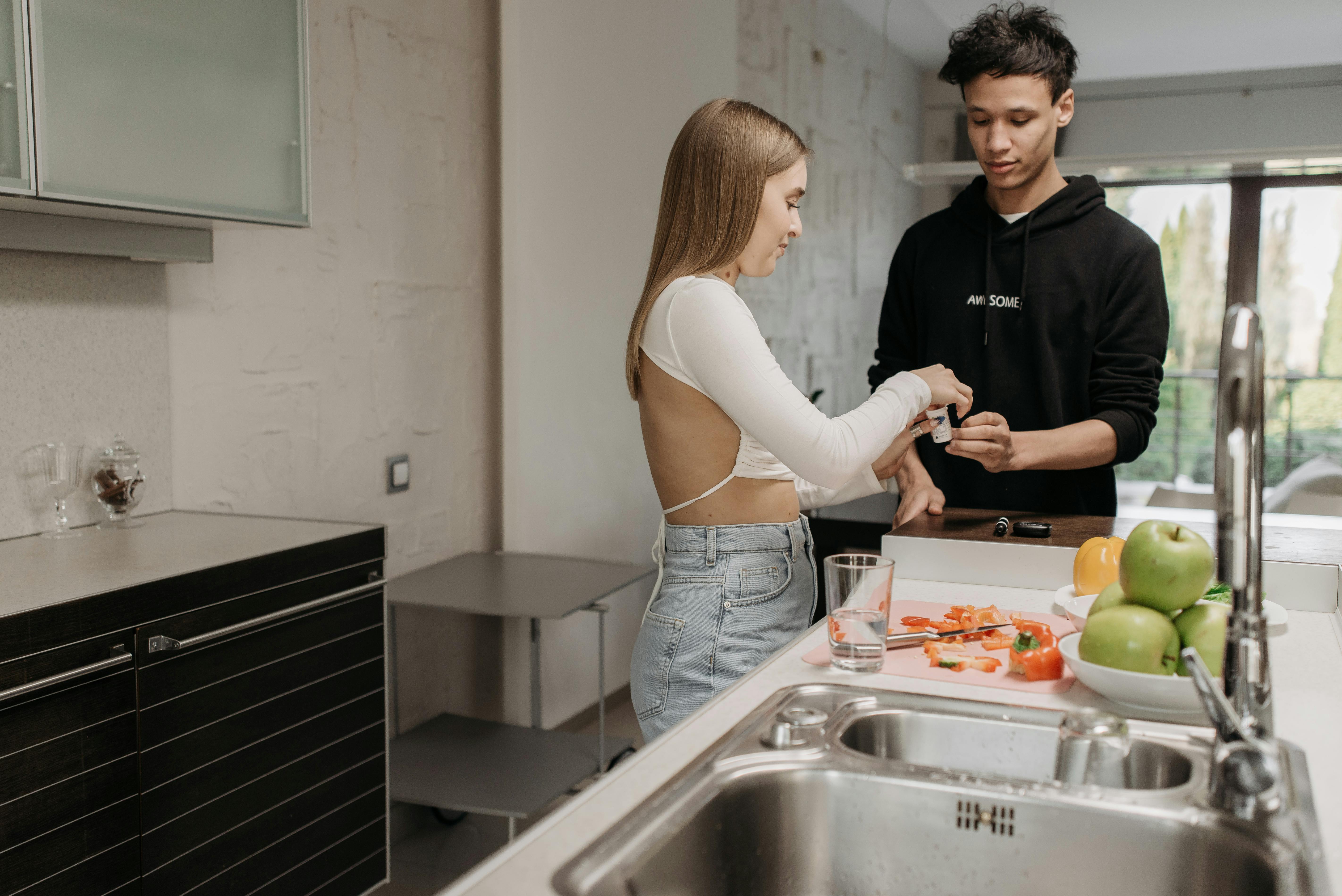 A couple pictured in the kitchen | Source: Pexels