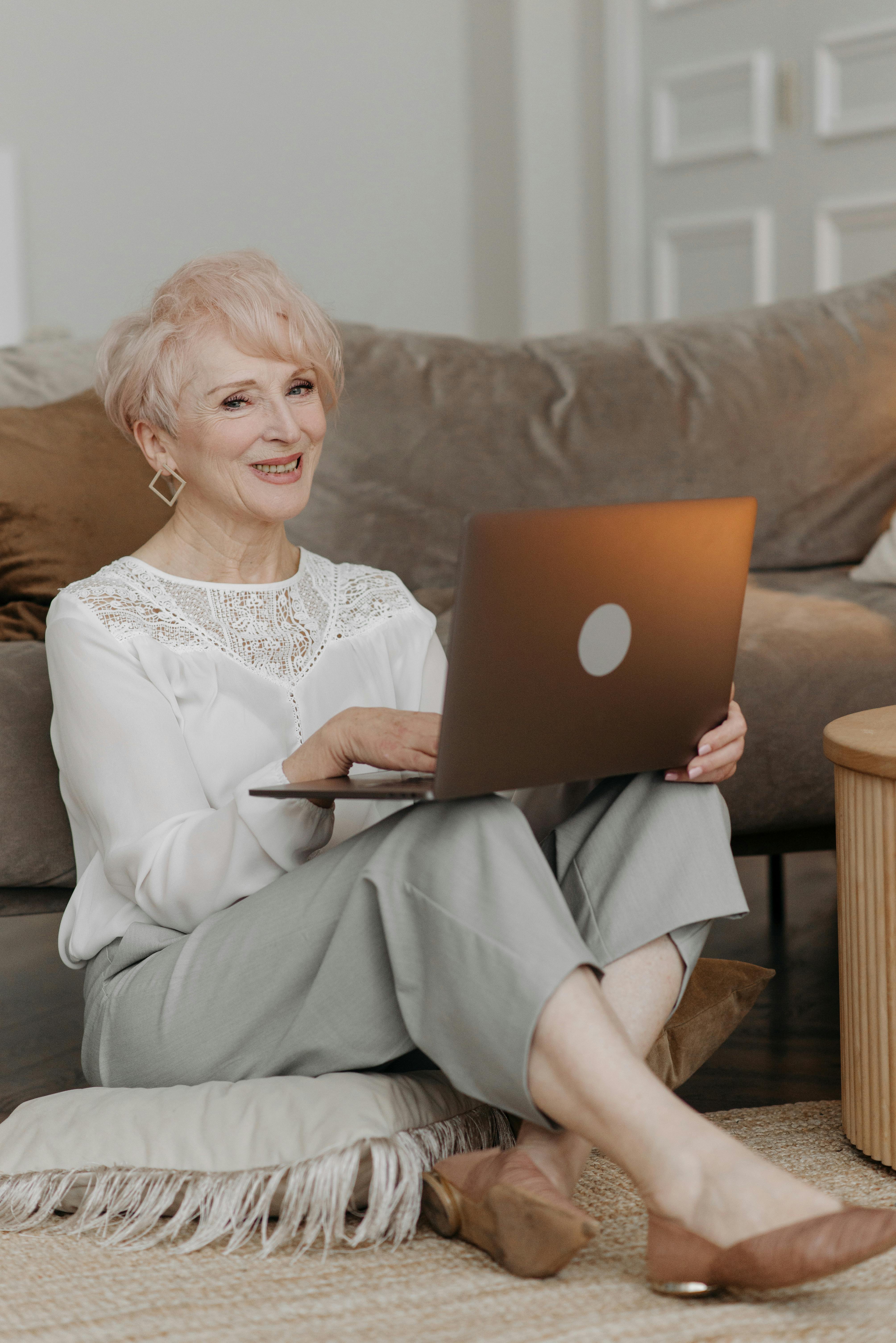 A woman using a laptop | Source: Pexels