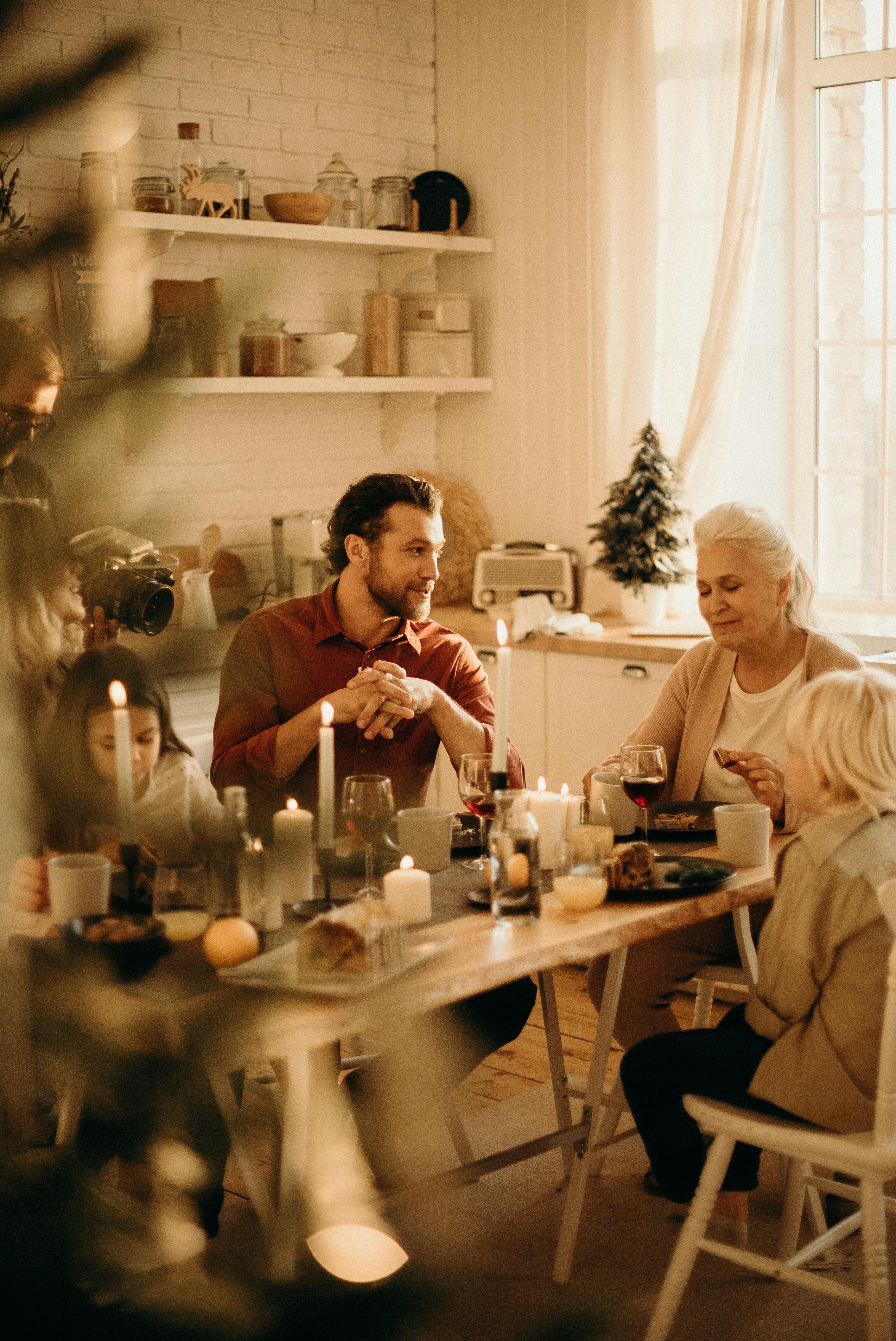 People sitting around a dinner table | Source: Pexels