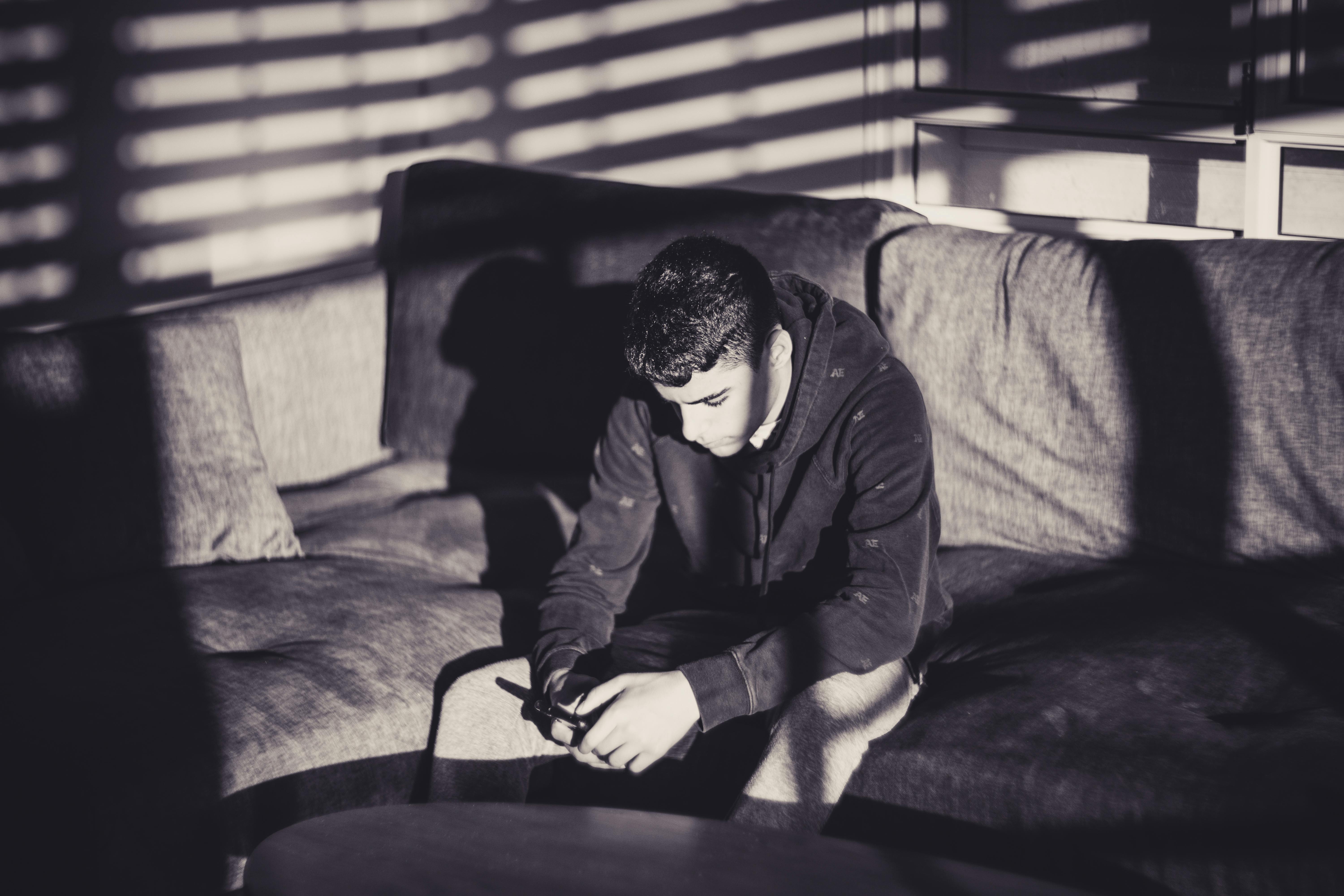 A sad man looking at his phone | Source: Pexels